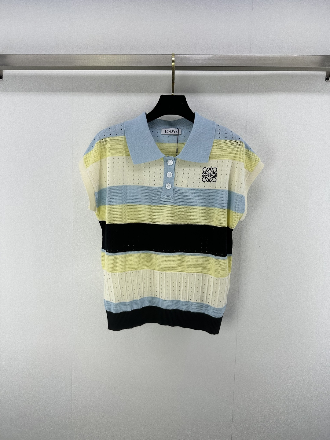 NO:418937,Loew* New Details 25 Spring and Summer Latest Colored Hollow Knitted Lapel Vest!  Custom blended yarn material, customized logo totem, comfortable and stylish, relaxed and fashionable, hollow texture of mesh, agile and hazy, sexy, stripes make dopamine more vibrant, simple and versatile, loose style, modifying elegant lines, a must-have fashion focus outfit for commuting, dating and vacation!  1 color 3 code SML, loewe, alexander wang19860909Loew* 上新细节 25 春夏最新彩色镂空针织翻领背心！定制混纺纱线材质 定制logo图腾 舒适有型 松弛时髦 通体网眼镂空肌理 灵动朦胧不失性感 条纹更显多巴胺活力 上身简约又百搭 宽松版型 修饰出优雅线条 通勤约会度假必备时尚焦点穿搭！ 1色3码SML,,loewe,alexander wang,Women's clothing