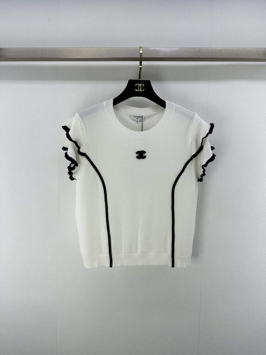 NO:418947,CHANE* New Details 25 Spring and Summer Latest Round Neck Knitted Short Sleeves!  Custom imported yarn weaving, soft and skin-friendly, delicate texture, round neck knitted short-sleeved style, cuffs are made of contrasting colored black fungus lace textured short-sleeved sleeves, matched with the contrasting color of the collar hem, forming a multi-layer collision, chest logo decoration, strong retro style, regular style highlights the figure, easy to control when traveling or gatherings!  2 color 3 code SML, chanel, T-shirt, alexander wang19860909CHANE* 上新细节 25 春夏最新花边圆领针织短袖！定制进口纱线织造 柔软亲肤 质感细腻 圆领针织短袖版型 袖口利用撞色木耳花边纹理短袖 配合领边下摆撞色 形成多层次碰撞 胸前logo徽标装饰 复古风格强烈 常规版型突显身材 日常出行或聚会轻松驾驭！ 2色3码SML,,chanel,T-shirt,alexander wang,Women's clothing