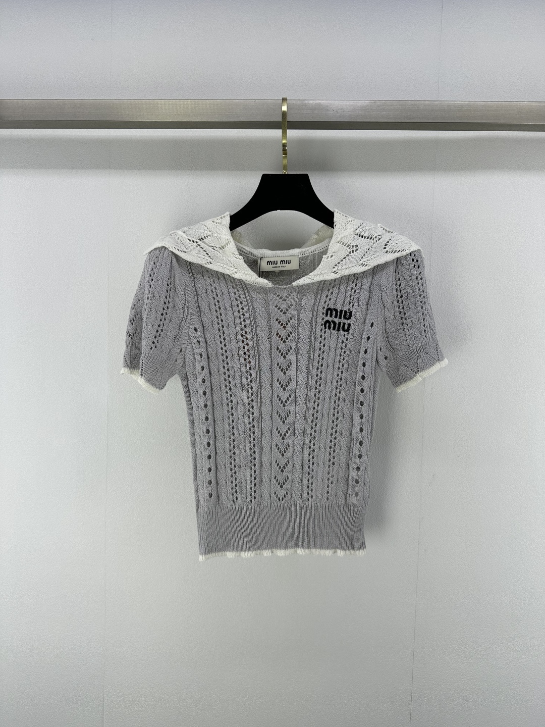 NO:418991,Miumi* new details 25 new summer navy collar short sleeves Soft blend fabric Contrast color splicing pattern Brand logo embroidery logo Contrast color trim polo navy collar Slim fit elastic 2 colors 3 codes SML, miumiu, T-shirt, alexander wang19860909Miumi*上新细节 25 夏季新款海军领短袖 柔软混纺面料 撞色拼接图案 品牌标识刺绣徽标 撞色饰边 polo海军领 修身弹力版型 2色3码SML,,miumiu,T-shirt,alexander wang,Women's clothing