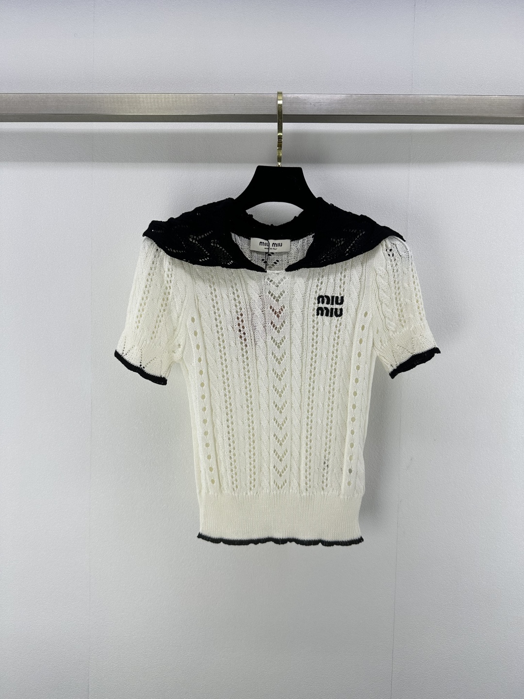 NO:419011,Miumi* new details 25 new summer navy collar short sleeves Soft blend fabric Contrast color splicing pattern Brand logo embroidery logo Contrast color trim polo navy collar Slim fit elastic 2 colors 3 codes SML, miumiu, T-shirt, alexander wang19860909Miumi*上新细节 25 夏季新款海军领短袖 柔软混纺面料 撞色拼接图案 品牌标识刺绣徽标 撞色饰边 polo海军领 修身弹力版型 2色3码SML,,miumiu,T-shirt,alexander wang,Women's clothing