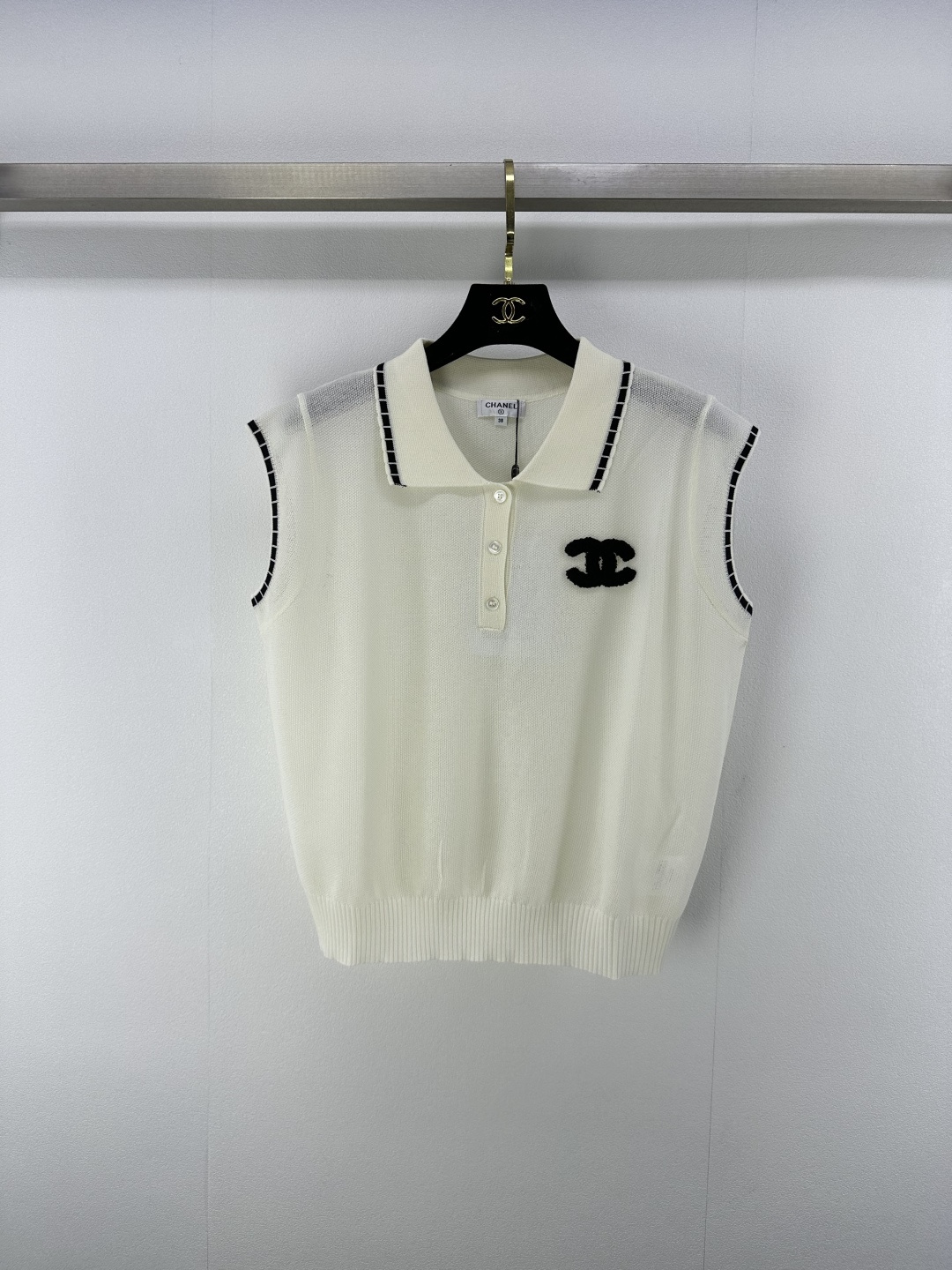 NO:418958,CHANE* New Details 25 Spring and Summer Latest Hollow Knitted Lapel Vest!  Custom blended yarn weaving, high-quality texture, gloss and comfortable, knitted lapel vest top cut, all-in-one with hollow crochet texture, highlighting the high-end feel of outfit, outlined with neckline stripes, showing the slack tone, contrasting color flocking logo on the chest, highlighting the light luxury and fashionable temperament!  2 colors 3 codes SML, chanel, alexander wang19860909CHANE* 上新细节 25 春夏最新镂空针织翻领背心！定制混纺纱线织造 质感高级 光泽舒适 针织翻领背心上衣剪裁 通体利用镂空钩针肌理交织 凸显穿搭高级感 领口条纹勾勒 尽显松弛调性 胸前撞色植绒徽标 凸显轻奢时髦气质！ 2色3码SML,,chanel,alexander wang,Women's clothing