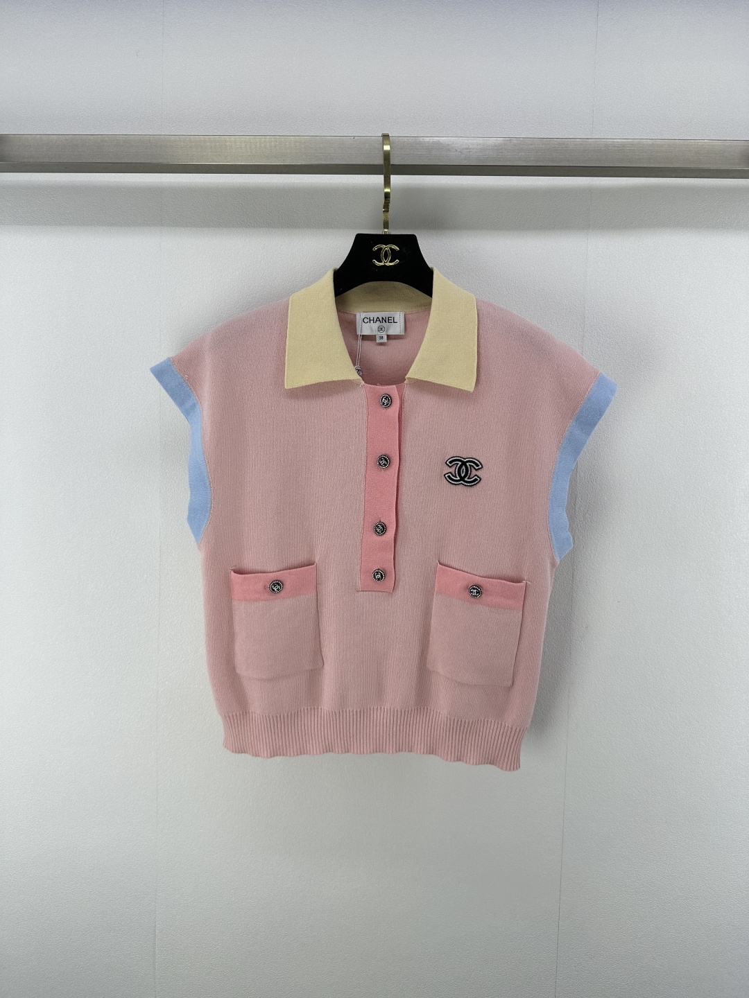 NO:418969,Chane* new details 25 Summer new contrast knitted vest custom blended yarn weaving texture high-quality comfort lapel vest top button half-plate design contrast color decoration between collar cuffs and clothes to highlight the brand personality High-end and unrestrained figure Wear slim and show slack tone Light luxury and fashionable temperament You can wear single layering and all seasons fashionable outfits 2 colors 3 size SML, chanel, alexander wang19860909Chane*上新细节 25 夏季新款撞色针织背心 定制混纺纱线织造 质感高级舒适 翻领背心上衣 钮扣半开襟设计 撞色装点在领边袖口和衣服中间 彰显品牌个性 凸显穿搭高级感不拘身材 穿搭显瘦 尽显松弛调性 轻奢时髦气质 单穿叠穿均可 四季时尚穿搭 2色3码SML,,chanel,alexander wang,Women's clothing