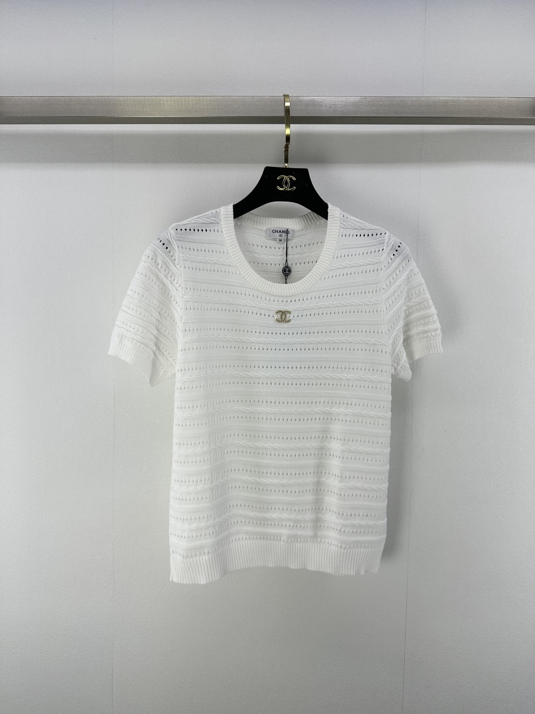 NO:418980,CHANE* New Details 25 Spring and Summer Latest Hollow Knit Short Sleeves!  Customized wool yarn weaving, high-quality and breathable texture, knitted short-sleeved top cut, fine crochet texture, outline hollow pattern, highlight the high-end feeling of outfit, slightly transparent design makes it look slimmer, showing the relaxed tone, the double C logo on the chest highlights the light luxury and fashionable temperament!  2 color 3 code SML, chanel, T-shirt, alexander wang19860909CHANE* 上新细节 25 春夏最新镂空针织短袖！定制羊毛纱线织造 质感高级透气 针织短袖上衣剪裁 通体利用细密钩针肌理 勾勒出镂空花纹图案 凸显穿搭高级感 微透设计更显瘦 尽显松弛调性 胸前双C徽标 凸显轻奢时髦气质！ 2色3码SML,,chanel,T-shirt,alexander wang,Women's clothing