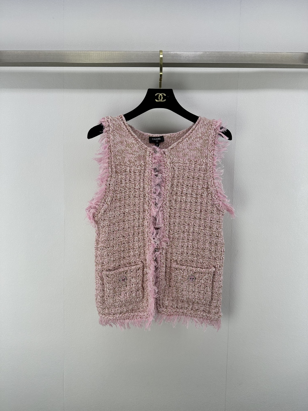 NO:419012,Chane* new details 25 New summer tweed round neck vest jacket Customized YB imported material obvious texture and excellent texture Coarse fabric creates a small fragrance style model Hanging buckle design Show luxury while being elegant Details of woven elements of ready-to-wear braided elements Low-key and elegant High-end socialite taste First choice for dressing styles of all seasons White and rich beauty Standard 2 colors 3 codes SML, chanel, jackets & coats, alexander wang19860909Chane*上新细节 25 夏季新款粗花呢圆领马甲外套 定制YB进口材质 肌理明显 质感上乘 粗花面料打造小香风典范 挂扣设计 尽显奢华的同时不失雅致 成衣编织元素毛须边缘细节 低调优雅 突出高级名媛品味 四季气质时髦精的穿搭首选 白富美标配 2色3码SML,,chanel,jackets & coats,alexander wang,Women's clothing