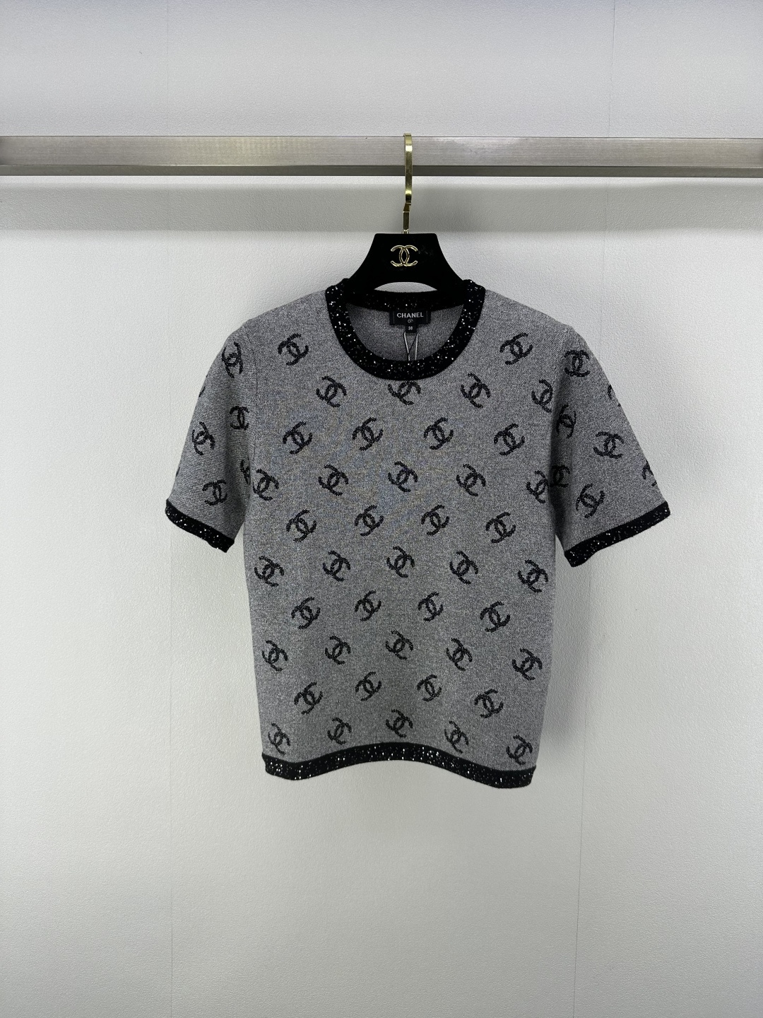 NO:420789,New details on Chane* 25 New summer knitted round neck silver wire short sleeves The iconic double C pattern meets the exquisite knitting process The silver-gray body is covered with low-key and luxurious double C elements, just like the twinkling stars in the night sky. Every glimmer of light embosses the deep foundation of the brand. Black borders outline the neckline and cuffs add a delicate sense of layering to the overall shape. 1 color and 3 codes SML, chanel, T-shirt, alexander wang19860909Chane*上新细节 25 夏季新款针织圆领银丝短袖 标志性的双C图案遇上精致的针织工艺 银灰色的衣身布满低调又奢华的双C元素 恰似夜空中闪烁的星辰 每一处微光都凝聚着品牌的深厚底蕴 黑色镶边勾勒领口与袖口 为整体造型增添了精致的层次感 1色3码SML,,chanel,T-shirt,alexander wang,Women's clothing