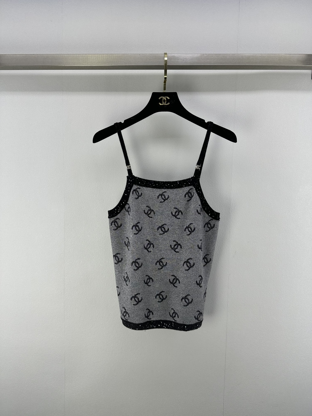 NO:420797,New details on Chane* 25 New summer knitted round-neck silver silk vest The iconic double C pattern meets exquisite knitting craftsmanship The silver-gray body is covered with low-key and luxurious double C elements, just like the twinkling stars in the night sky. Every shimmer is condensed with the deep foundation of the brand. Black borders outline the neckline and cuffs add a delicate layering to the overall shape. 1 color 3 SML, chanel, alexander wang19860909Chane*上新细节 25 夏季新款针织圆领银丝背心 标志性的双C图案遇上精致的针织工艺 银灰色的衣身布满低调又奢华的双C元素 恰似夜空中闪烁的星辰 每一处微光都凝聚着品牌的深厚底蕴 黑色镶边勾勒领口与袖口 为整体造型增添了精致的层次感. 1色3码SML,,chanel,alexander wang,Women's clothing