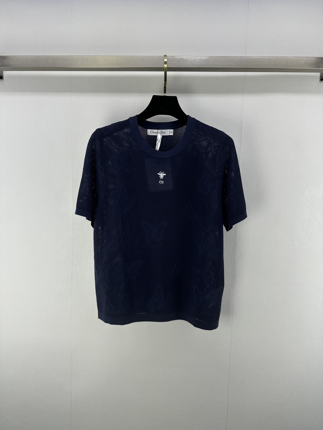 NO:419245,New details on Dio* 25 Spring and Summer Latest Hollow Butterfly Short Sleeve!  The fabric is delicate and soft, sagging and refreshing, exquisite knitted short-sleeved style, butterfly hollow pattern of the body, strong retro college style, playful and age-reducing, easy to control when traveling or gatherings!  3 color 3 code SML, dior, T-shirt, alexander wang19860909Dio*上新细节 25 春夏最新镂空蝴蝶短袖！ 面料细腻柔软 垂顺冰爽 精致针织短袖版型 衣身蝴蝶镂空图案 复古学院风格强烈 俏皮减龄显白 日常出行或轻松聚会轻松驾驭！ 3色3码SML,,dior,T-shirt,alexander wang,Women's clothing