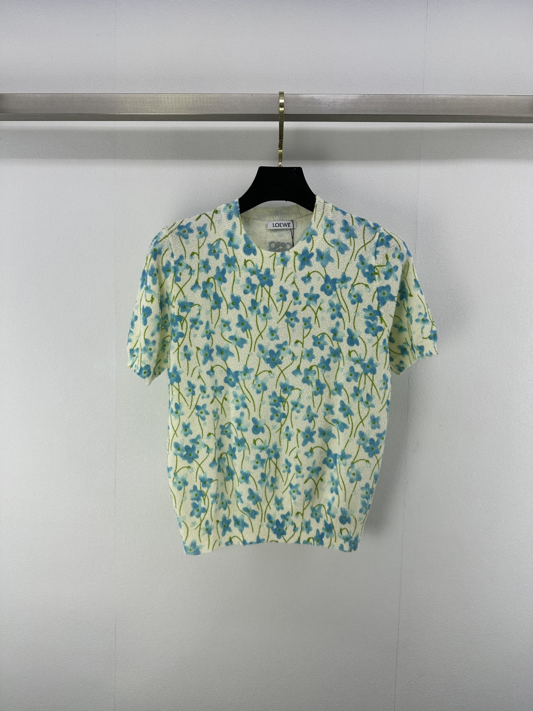 NO:419207,New details on Loew* 25 New summer knitted round neck floral short sleeves Floral contrasting color design Classic logo embroidery pattern embellishment on the back High-end light luxury style 1 color 3 code SML, loewe, T-shirt, alexander wang19860909Loew*上新细节 25 夏季新款针织圆领花卉短袖 花卉撞色设计 后背经典logo刺绣图案点缀 高级轻奢风 1色3码SML,,loewe,T-shirt,alexander wang,Women's clothing