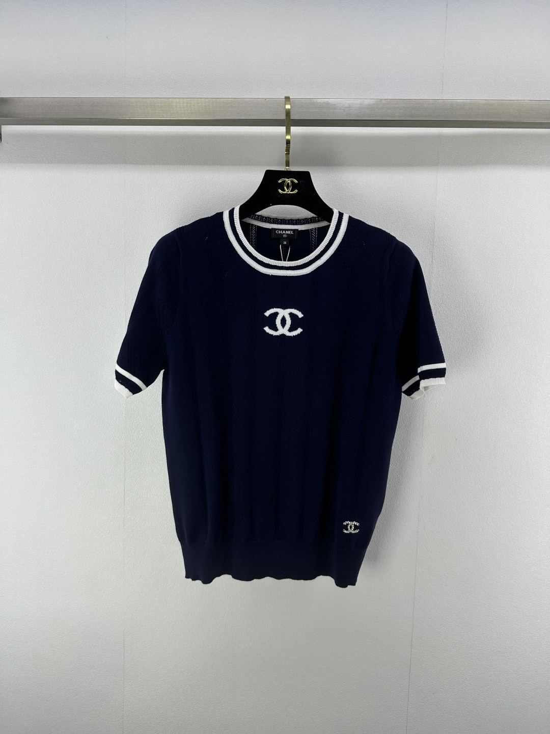 NO:419215,Chane* new details 25 Spring and summer new round neck knitted short sleeves ~ contrasting collar sleeves ~ diamond hollow design Classic double C letter logo decoration versatile classic and not picky 3 colors 3 codes SML, chanel, T-shirt, alexander wang19860909Chane*上新细节 25 春夏新款圆领针织短袖～领口袖边撞色 菱格镂空设计 经典双C字母logo装饰 百搭经典不挑人 3色3码SML,,chanel,T-shirt,alexander wang,Women's clothing