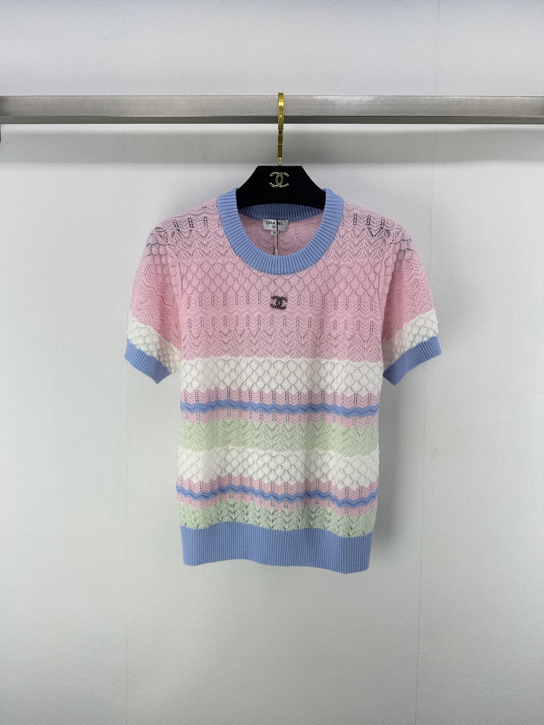 NO:422309,CHANE* New details 25 New summer high-end pink knitted short sleeves, customized metal logo, contrasting edges, versatile age-reducing and casual, super nice!  High-end color scheme that makes you look slim!  The double C metal logo on the chest is low-key and high-end, the classic slim fit style is versatile and not picky, and it reduces age and is elegant and elegant. 1 color and 3 size SML, chanel, T-shirt, alexander wang19860909CHANE* 上新细节 25 夏季新款高级嫩粉色针织短袖,定制金属logo 撞色边百搭减龄随性超nice！巨显瘦的高级色系！胸前双C金属logo设计低调高级,经典修身版型百搭不挑人,减龄优雅气质. 1色3码SML,,chanel,T-shirt,alexander wang,Women's clothing