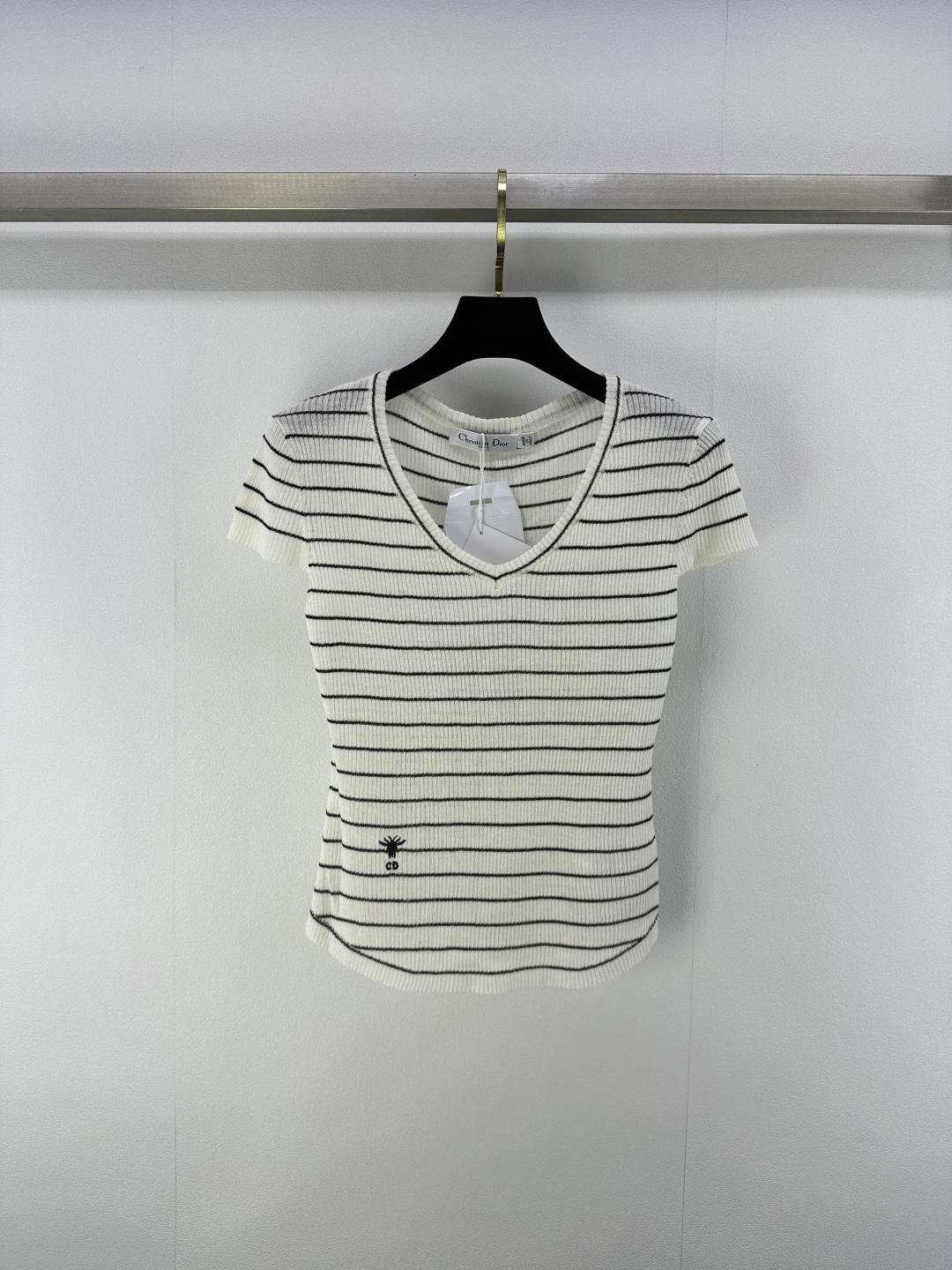 NO:422318,New details on Dio* 25 The latest striped knitted v-neck short sleeves in summer!  Customized YB silk wool yarn wool is soft and comfortable, fashionable and slim. Embroidery of the clothes hem shows the brand tone. The contrasting stripes all over the body are classic and durable!  2 color 3 code SML, dior, T-shirt, alexander wang19860909Dio*上新细节 25 夏季最新条纹针织v领短袖！定制YB丝毛纱线织造 柔软舒适 洋气显瘦 衣摆小蜜蜂刺绣 彰显品牌调性 通体条纹撞色经典耐看！ 2色3码SML,,dior,T-shirt,alexander wang,Women's clothing