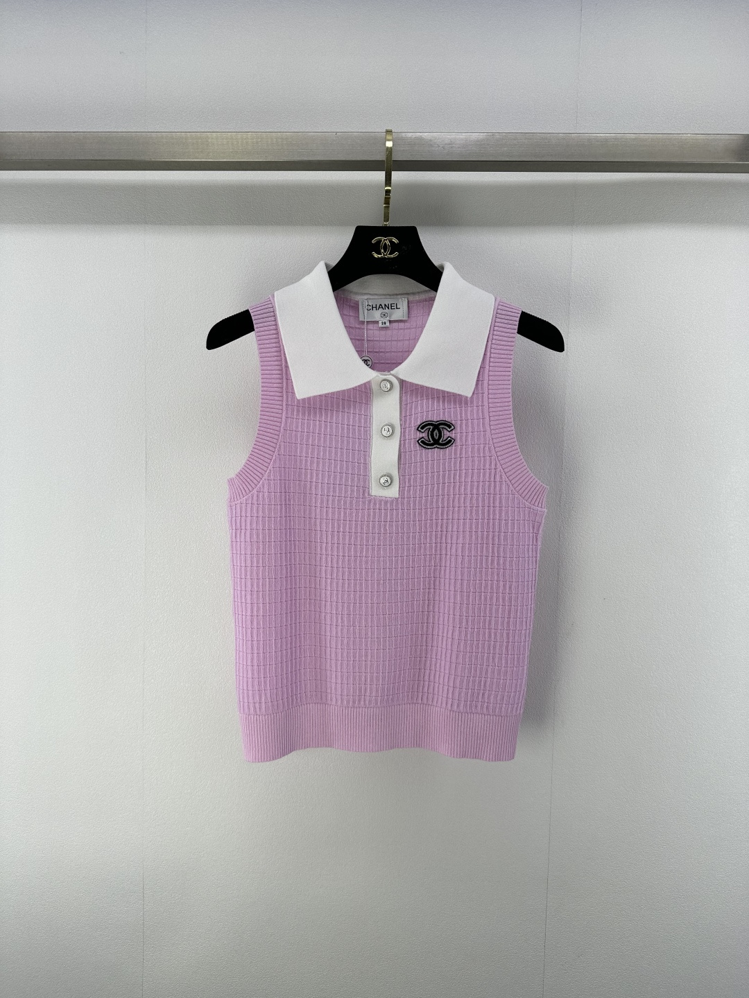 NO:422338,CHANE* New Details 25 Spring and Summer New Check Knit Contrast Lapel Vest!  Custom imported yarn weaving, double C logo decorative ready-made garments, along with the pressed thread design, presenting a plaid effect, the hem threads are edged, exquisite and elegant!  1 color 3 code SML, chanel, alexander wang19860909CHANE* 上新细节 25 春夏新款格纹针织撞色翻领背心！定制进口纱线织造 双C徽标装饰成衣 沿用压线设计 呈现出格纹效果 衣摆螺纹收边 精致又气质！ 1色3码SML,,chanel,alexander wang,Women's clothing