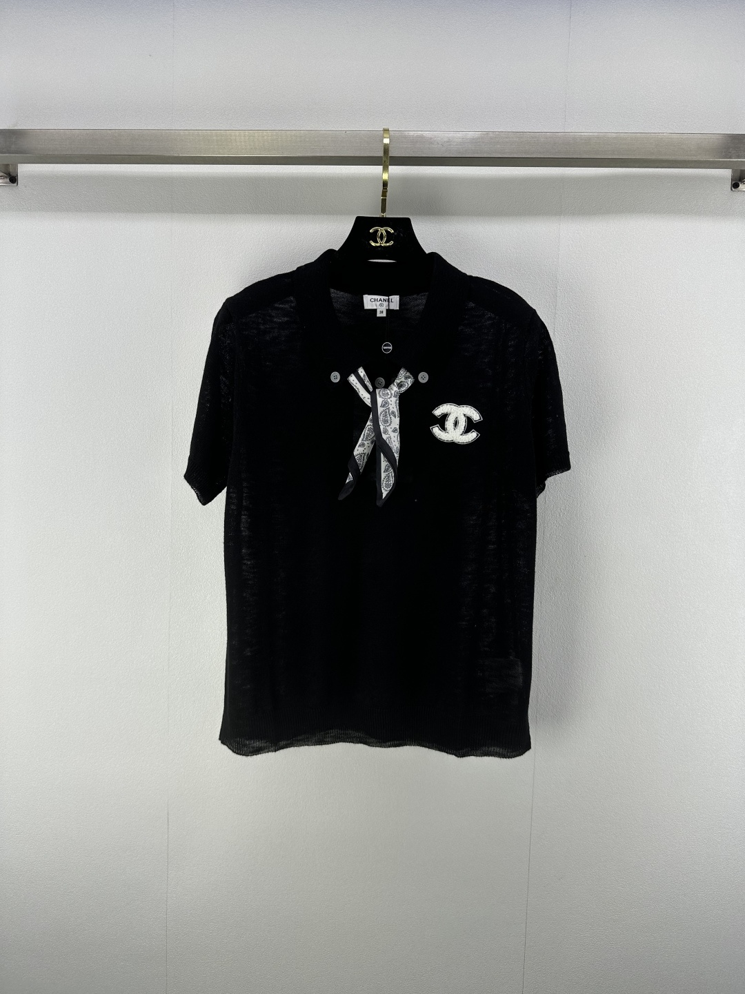 NO:422357,CHANE* New Details 25 Spring and Summer Newest Hollow Knitted Lapel Ribbon Short Sleeve!  Custom blended yarn weaving, high-quality texture, gloss and comfortable, knitted lapel short-sleeved top cut, all-in-one with hollow crochet texture, highlighting the high-end feel of outfit, removable ribbon on the neckline, showing the slack tone, contrasting color flocking logo on the chest, highlighting the light luxury and fashionable temperament!  3 color 3 code SML, chanel, T-shirt, alexander wang19860909CHANE* 上新细节 25 春夏最新镂空针织翻领丝带短袖！定制混纺纱线织造 质感高级 光泽舒适 针织翻领短袖上衣剪裁 通体利用镂空钩针肌理交织 凸显穿搭高级感 领口可拆卸丝带 尽显松弛调性 胸前撞色植绒徽标 凸显轻奢时髦气质！ 3色3码SML,,chanel,T-shirt,alexander wang,Women's clothing