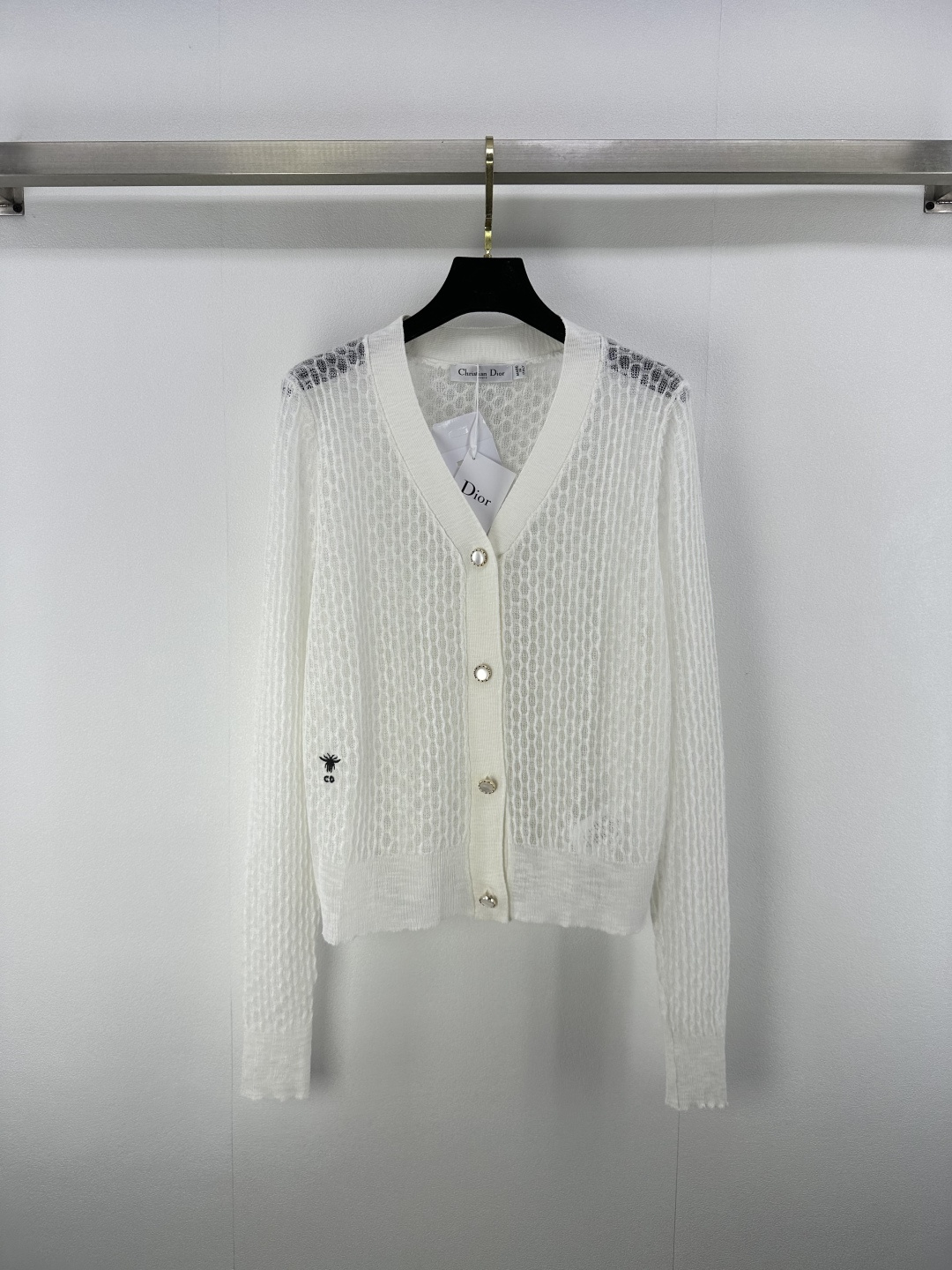 NO:422393,Dio* New Details 25 Spring and Summer Latest V-neck Cardigan Long Sleeve!  Customized blended knitted material, light and comfortable, exquisite V-neck tailoring, single-breasted pearl button embellishment, full details are more playful and exquisite, Bee embroidered brand logo, highlighting the brand style, playful and age-reducing, and easy to control when traveling or gatherings!  2 colors 3 codes SML, dior, alexander wang19860909Dio* 上新细节 25 春夏最新v领开衫长袖！定制混纺针织材质 轻薄舒适 精致v领剪裁 单排扣珍珠扣点缀 细节满分更为俏皮精致 小蜜蜂刺绣品牌徽标 彰显品牌格调 俏皮减龄显白 日常出行或轻松聚会轻松驾驭！ 2色3码SML,,dior,alexander wang,Women's clothing