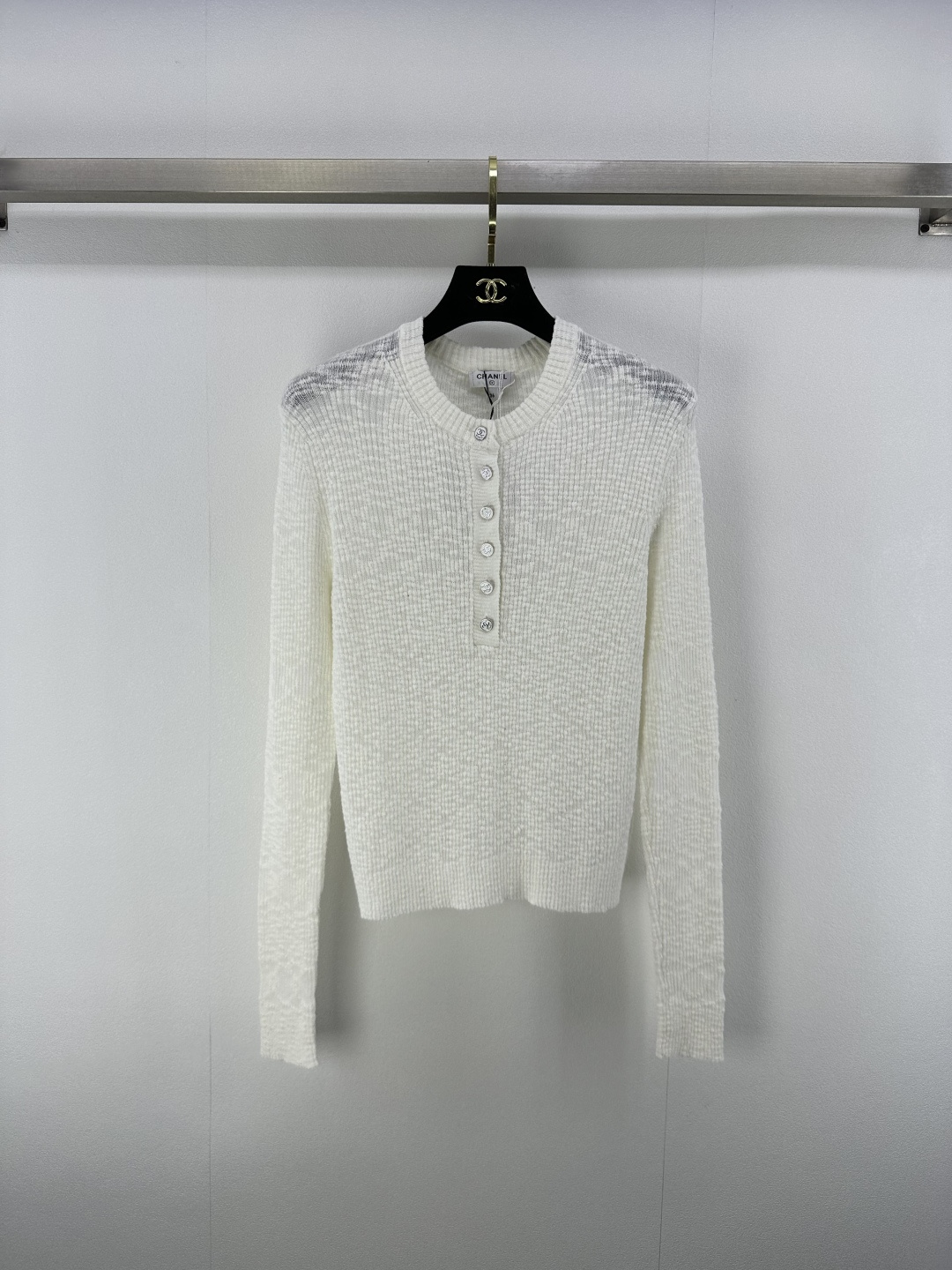 NO:422311,Chane* new details 25 New summer style half-open slim knitted long sleeves Customized YB cotton yarn woven elastic and comfortable breathable and easy to wear Half-open slim long sleeve tailoring beautify the head and shoulders proportions more slimming The texture of the whole body vertical pit strips is intertwined with the neckline exquisite double C open mold closure, sweet and pure style strong, showing taste, slim fit style highlights the figure, playful and age-reducing, more visual effects, easy to control during daily travel or party 2 colors 3 codes SML, chanel, alexander wang19860909Chane*上新细节 25 夏季新款半开襟修身针织长袖 定制YB全棉纱线织造 弹力舒适 透气好穿 半开襟针织长袖剪裁 美化头肩比例更显瘦 通体竖坑条纹理交织 配合领口精致双C开模襟扣 甜美清纯风格强烈 彰显品味 修身版型 突显身材 风格俏皮减龄 视觉效果更丰富 日常出行或聚会轻松驾驭  2色3码SML,,chanel,alexander wang,Women's clothing