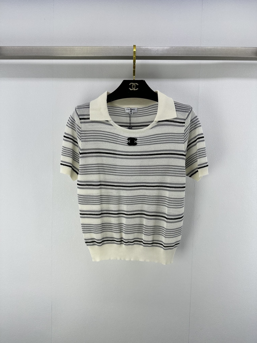 NO:422366,CHANE* New Details 25 Spring and Summer Latest Square Collar Knitted Lapel Short Sleeves!  Custom blended material, high-quality texture, comfortable square collar knitted short-sleeved tailoring, voxel color and double C letter logo on the chest to highlight the brand personality and highlight the high-end feeling of outfits. The square collar style reveals the charming shoulder and neck lines, the fashionable temperament of the high street, and the slim style style is huge in the upper body!  1 color 3 code SML, chanel, T-shirt, alexander wang19860909CHANE* 上新细节 25 春夏最新方领针织翻领短袖！定制混纺材质 质感高级舒适 方领针织短袖剪裁 通体素色配合胸前装点双C字母徽标 彰显显品牌个性 凸显穿搭高级感 方领版型展露出迷人的肩脖线条,高街时髦气质,修身版型版型上身巨显身材！ 1色3码SML,,chanel,T-shirt,alexander wang,Women's clothing