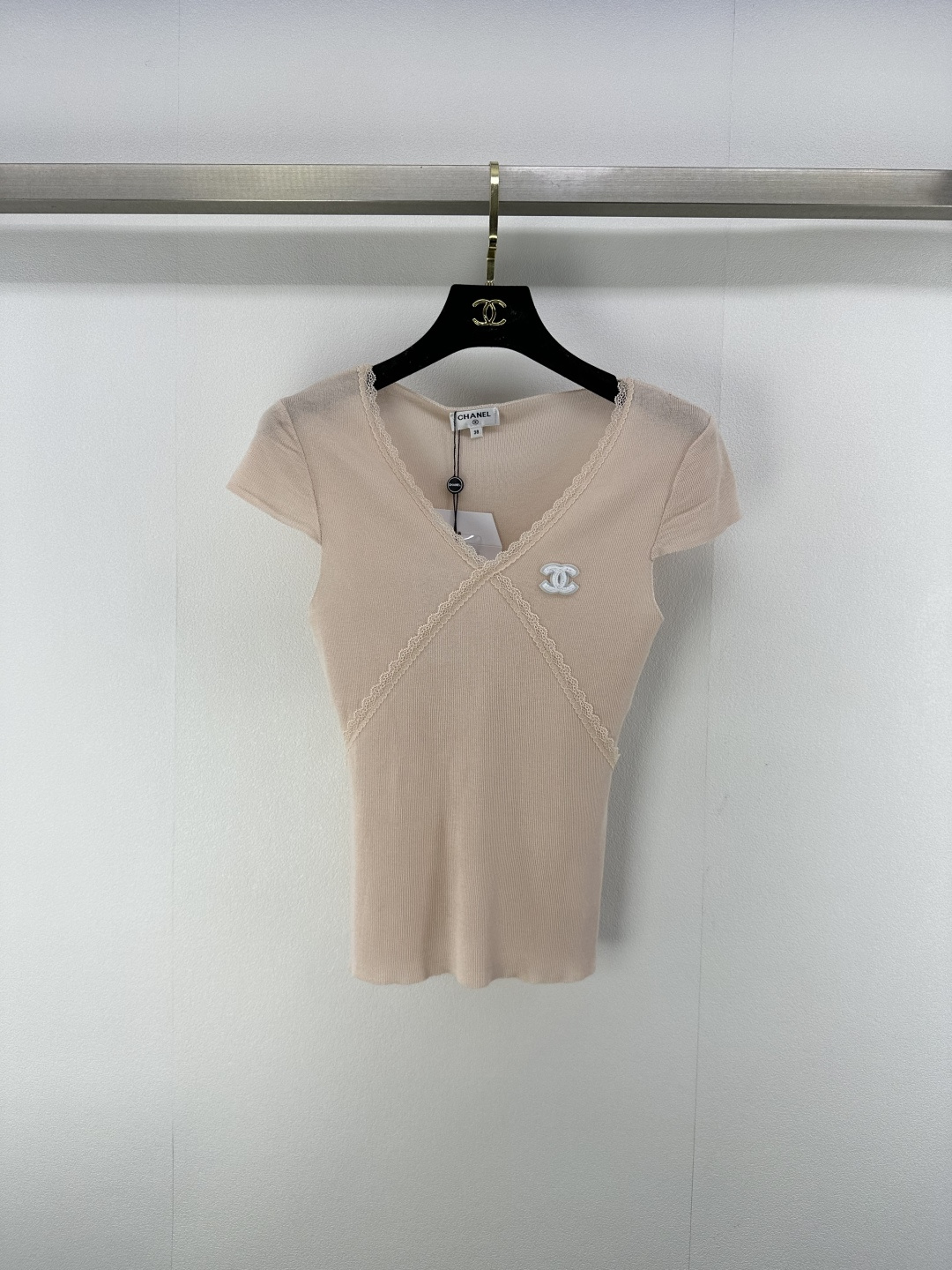 NO:422375,Chane* new details 25 new summer v-neck lace short sleeves Cross lace design The upper body reduces age and youthfulness Paired with long skirts and shorts casual and playful summer essential items Close eyes 3 colors 3 size SML, chanel, skirts, shorts, T-shirt, alexander wang19860909Chane*上新细节 25 夏季新款v领蕾丝短袖 交叉蕾丝花边设计 上身减龄又青春 搭配长裙短裤随性又俏皮 夏日必备单品 闭眼入 3色3码SML,,chanel,skirts,shorts,T-shirt,alexander wang,Women's clothing