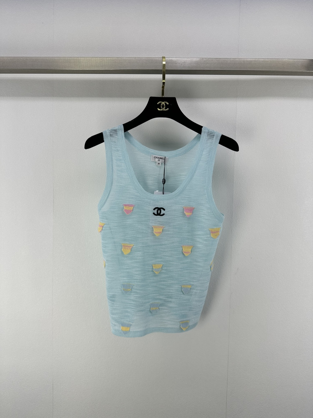 NO:422384,Chane* New Details 25 Spring and Summer Latest Round Neck Vest!  Customized linen knitted material, delicate and soft, exquisite round neck tailoring, three-dimensional embroidered with candy, full of details, more playful and exquisite, embroidered brand logo on the chest, highlighting the brand style, playful and age-reducing, and easy to control when traveling or gatherings!  3 color 3 code SML, chanel, alexander wang19860909Chane* 上新细节 25 春夏最新圆领背心！定制麻料针织材质 细腻柔软 精致圆领剪裁 衣身糖果立体小标点缀 细节满分更为俏皮精致 胸前刺绣品牌徽标 彰显品牌格调 俏皮减龄显白 日常出行或轻松聚会轻松驾驭！ 3色3码SML,,chanel,alexander wang,Women's clothing