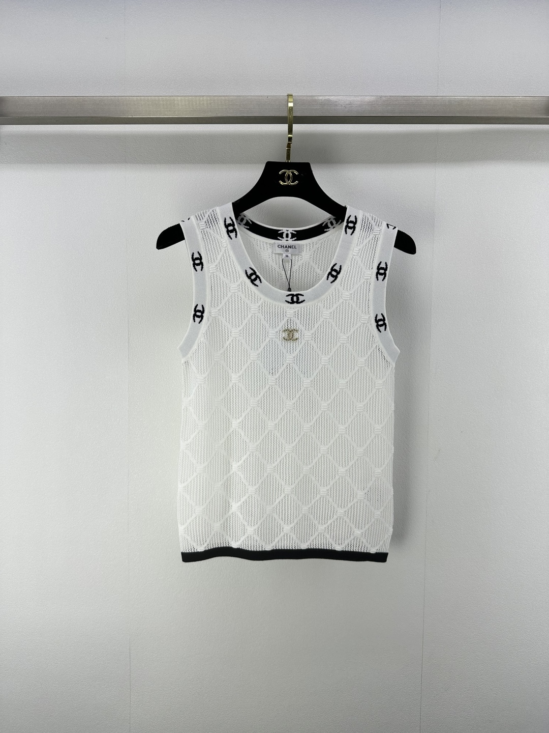 NO:419236,Chane* new details 25 New summer hollow knitted vest classic double C element neckline exquisite embellishment with self-recognition Special weaving technology hollow texture delicate, breathable and fashionable, vaguely sexy, black and white navy blue and white contrasting hem, simple and hidden ingenuity, layered and single wear, outstanding 2 colors 3 codes SML, chanel, alexander wang19860909Chane*上新细节 25 夏季新款镂空针织背心 经典双C元素领口 衣身精致点缀 自带辨识度 特殊编织工艺 镂空纹理细腻 透气又时髦 隐约小性感拿捏黑白藏青白撞色下摆 简约中藏巧思 叠穿单穿都出彩 2色3码SML,,chanel,alexander wang,Women's clothing