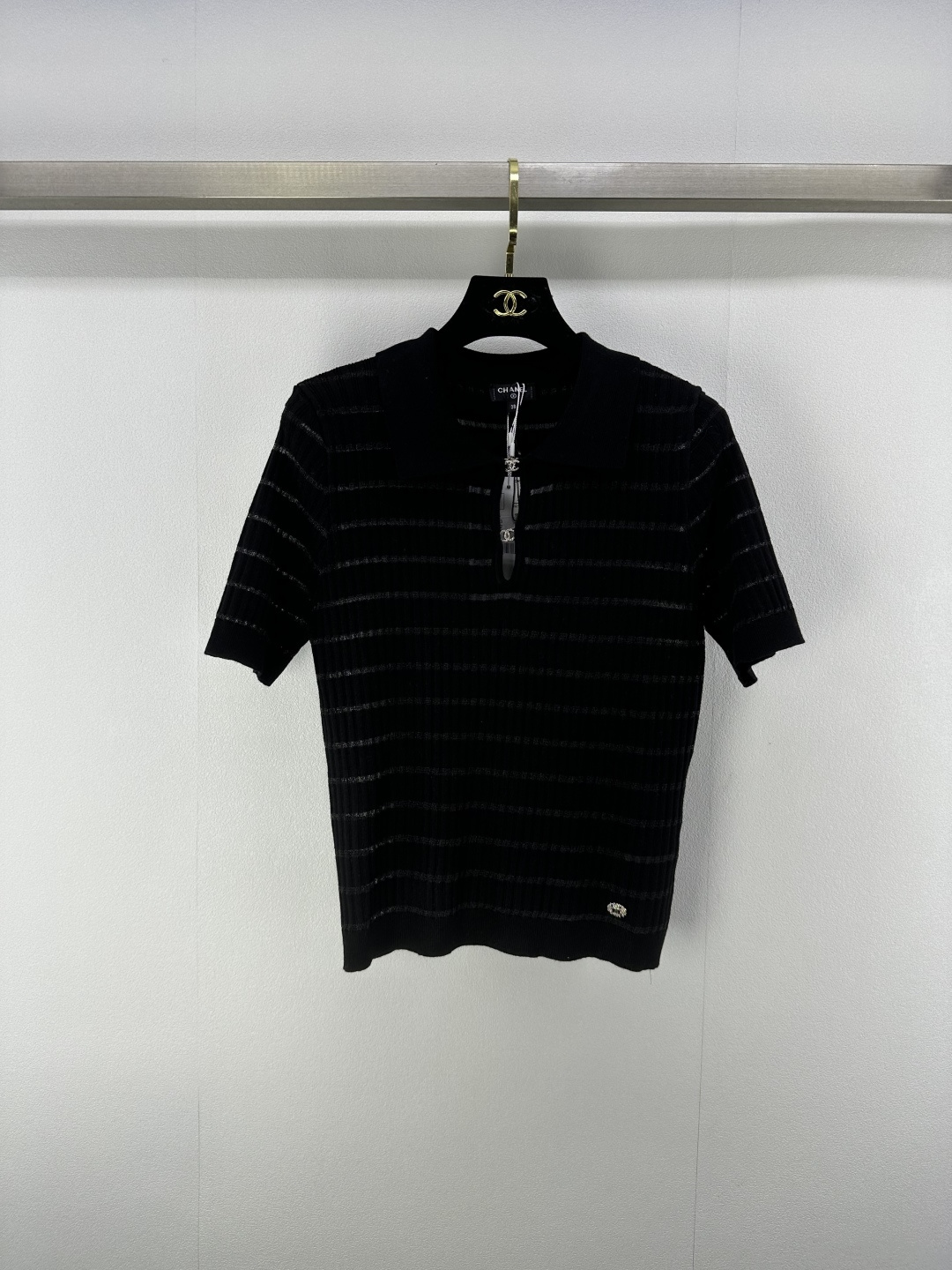 NO:423726,CHANE* New Details 25 The latest lapel splicing knitted short sleeves in summer!  Customized silk yarn weaving, high-quality texture and comfortable lapel knitted short-sleeved tailoring, exquisite double C letter logo buttons, highlight the brand's personality, highlight the high-end feeling of outfits, horizontal splicing stripes, slim and fashionable, and the interweaving of slightly transparent fabrics makes simple styles look sexy and personal. Regular outfits show a relaxed tone, and a light and luxurious and fashionable temperament!  4 color 3 code SML, chanel, T-shirt, alexander wang19860909CHANE* 上新细节 25 夏季最新翻领拼接针织短袖！定制丝毛纱线织造 质感高级舒适 翻领针织短袖剪裁 精致双C字母徽标纽扣 彰显品牌个性 凸显穿搭高级感 横向拼接条纹 显瘦时髦 微透面料穿插让简单款式穿出性感个性 常规版型穿搭尽显松弛调性 轻奢时髦气质！ 4色3码SML,,chanel,T-shirt,alexander wang,Women's clothing