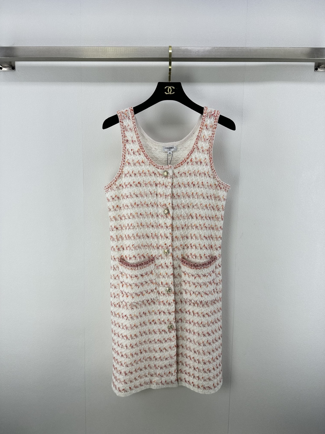 NO:419223,Chane* new details 25 The new summer knitted vest skirt pink and white knitted texture has a retro tone, delicate tweed texture, high-end and neat and elegant touch, metal button embellishment, exquisite feeling, pink edge pockets on both sides, playful and small thoughts, straight cuts that don't pick on the figure, it's a rich girl, a perfect versatile battle robe for four seasons, layered coats, sweaters are beautiful, 1 color, 3 size SML, chanel, skirts, alexander wang19860909Chane*上新细节 25 夏季新款针织背心裙粉白编织纹理自带复古腔调 细腻粗花呢质感 摸得到的高级利落又显气质 金属纽扣点缀 精致感拉满 两侧粉边口袋 藏着俏皮小心思 不挑身材的直筒剪裁 穿上就是富家千金即视感 妥妥的四季百搭战袍 叠穿大衣 针织衫都美炸 1色3码SML,,chanel,skirts,alexander wang,Women's clothing