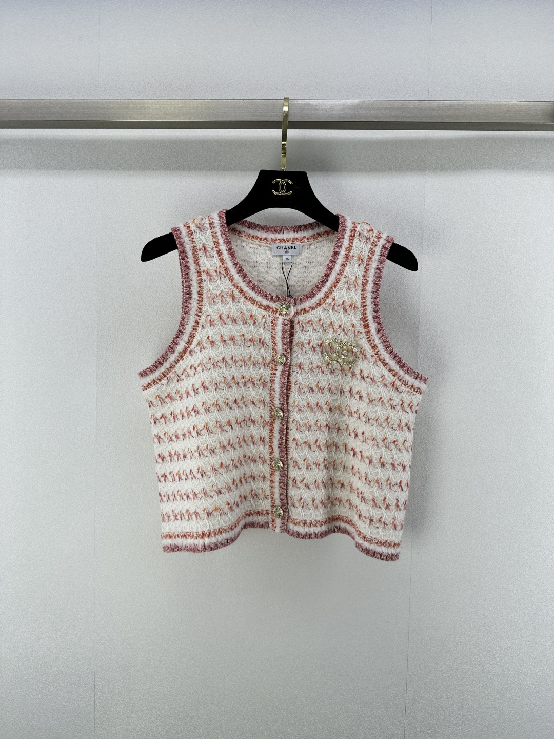 NO:419230,Chane* new details 25 New summer knitted vest cardigan Pink and white woven fabric has a thick tweed texture Delicate texture hides French exquisite Contrasted color piping outlines Sweet but not greasy Metal buttons + double C marks Weld the noble to the body Sleeveless design fits and layering Single wear is also super amazing with skirts 1 color 3 codes SML, chanel, skirts, alexander wang19860909Chane*上新细节 25 夏季新款针织背心开衫 粉白编织面料自带粗花呢质感 细腻纹理藏着法式精致 撞色滚边勾勒利落轮廓 甜而不腻 金属纽扣+双C标 把贵气焊在身上 无袖设计适配叠穿 单穿配裙装也超绝 1色3码SML,,chanel,skirts,alexander wang,Women's clothing