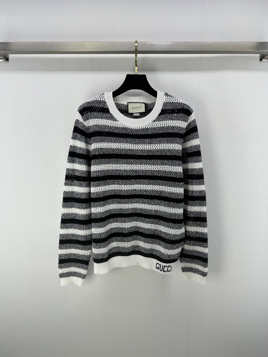 NO:422312,New details on Gucc* 25 New striped long sleeves in early autumn, hem positioning jacquard logo, texture and style of the body, exquisite regular version, huge slimming on the upper body!  Customized jacquard craftsmanship, low-key and luxurious!  A must-have item for fashionable things unlocks all outfits!  Classic items are fashionable and high-end, and the classic style is versatile and not picky!  2 colors 3 codes SML, gucci, alexander wang19860909Gucc*上新细节 25 早秋新款条纹长袖 下摆定位提花logo 衣身肌理感对版材质 精致常规版型上身巨显瘦！定制提花工艺 低调奢华！ 时髦精必备单品解锁所有穿搭！经典单品时髦又高级 经典版型百搭不挑人！ 2色3码SML,,gucci,alexander wang,Women's clothing