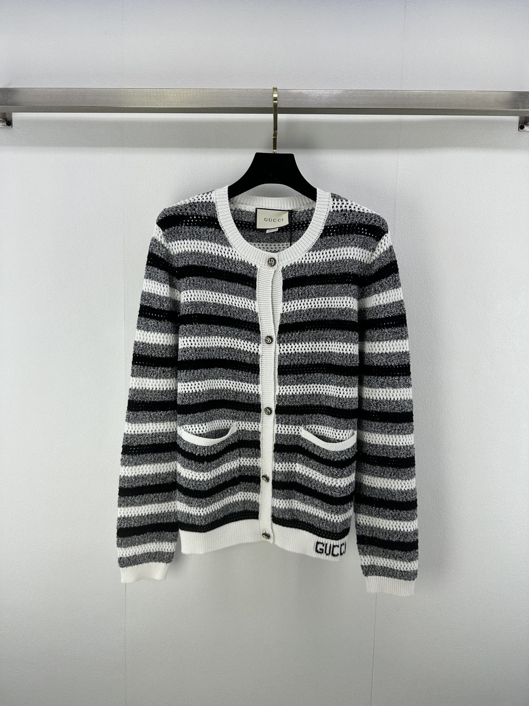 NO:422323,New details on Gucc* 25 New cardigan long sleeves in early autumn, hem positioning jacquard logo, texture and style of the body, exquisite regular version, huge slimming on the upper body!  Customized jacquard craftsmanship, low-key and luxurious!  A must-have item for fashionable things unlocks all outfits!  Classic items are fashionable and high-end, and the classic style is versatile and not picky!  2 colors 3 codes SML, gucci, alexander wang19860909Gucc*上新细节 25 早秋新款开衫长袖 下摆定位提花logo 衣身肌理感对版材质 精致常规版型上身巨显瘦！定制提花工艺 低调奢华！ 时髦精必备单品解锁所有穿搭！经典单品时髦又高级 经典版型百搭不挑人！ 2色3码SML,,gucci,alexander wang,Women's clothing