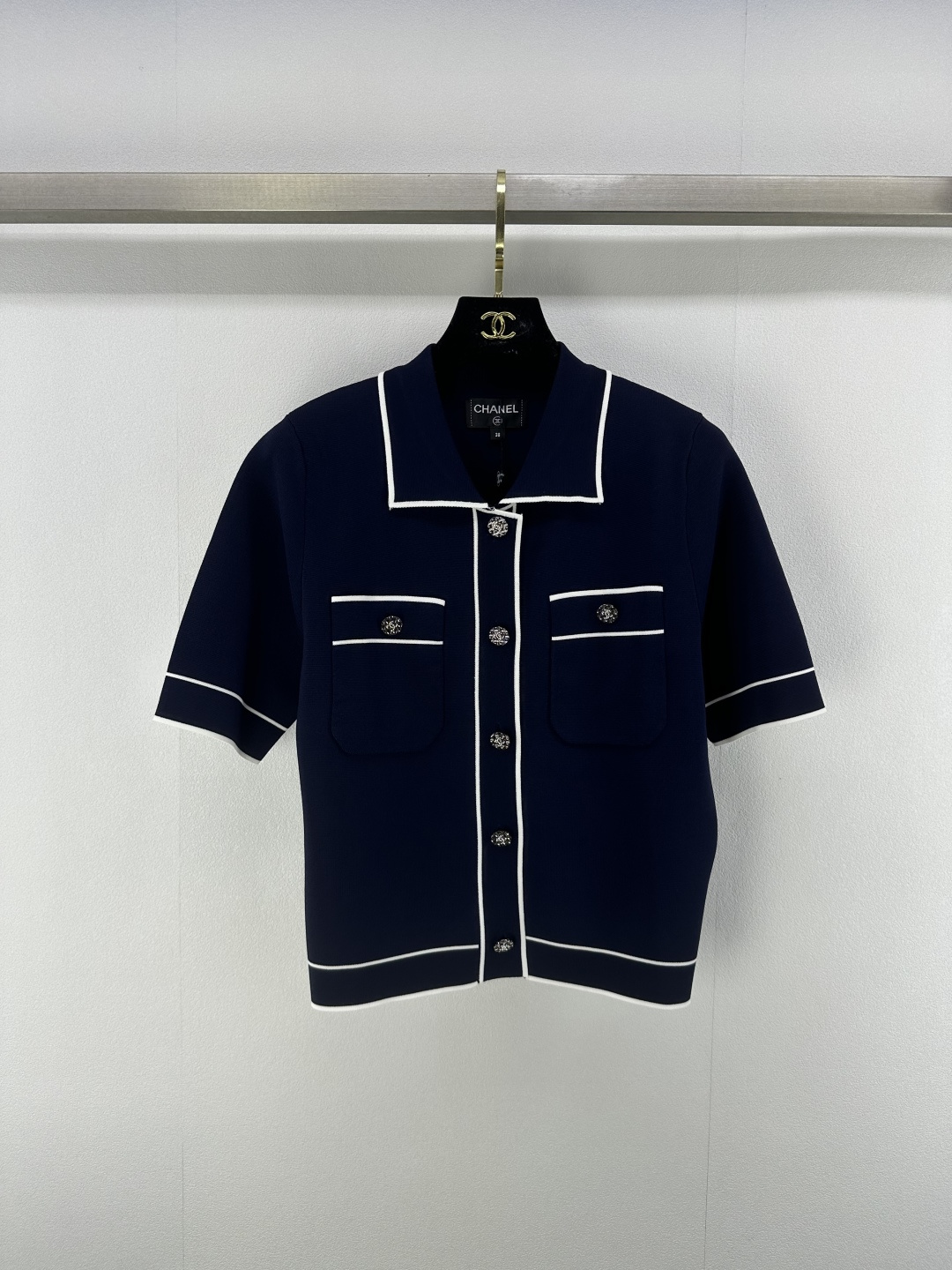 NO:422343,CHANE* New details 25 Spring and summer latest double C knitted lapel cardigan short sleeves Customized YB imported blended knitted material Soft and delicate Small fragrance style shows the design sense Logo double C button embellishment Show low-key brand style Skin-friendly soft and glutinous fabric Comfortable to wear The upper body shows delicate and gentle 3 colors and 3 codes SML, chanel, T-shirt, alexander wang19860909CHANE* 上新细节 25 春夏最新双C针织翻领开衫短袖 定制YB进口混纺针织材质 柔软细腻 小香风展现设计感 标志双c纽扣点缀 彰显低调品牌风格 亲肤软糯面料 穿着舒适 上身尽显精致温柔感 3色3码SML,,chanel,T-shirt,alexander wang,Women's clothing