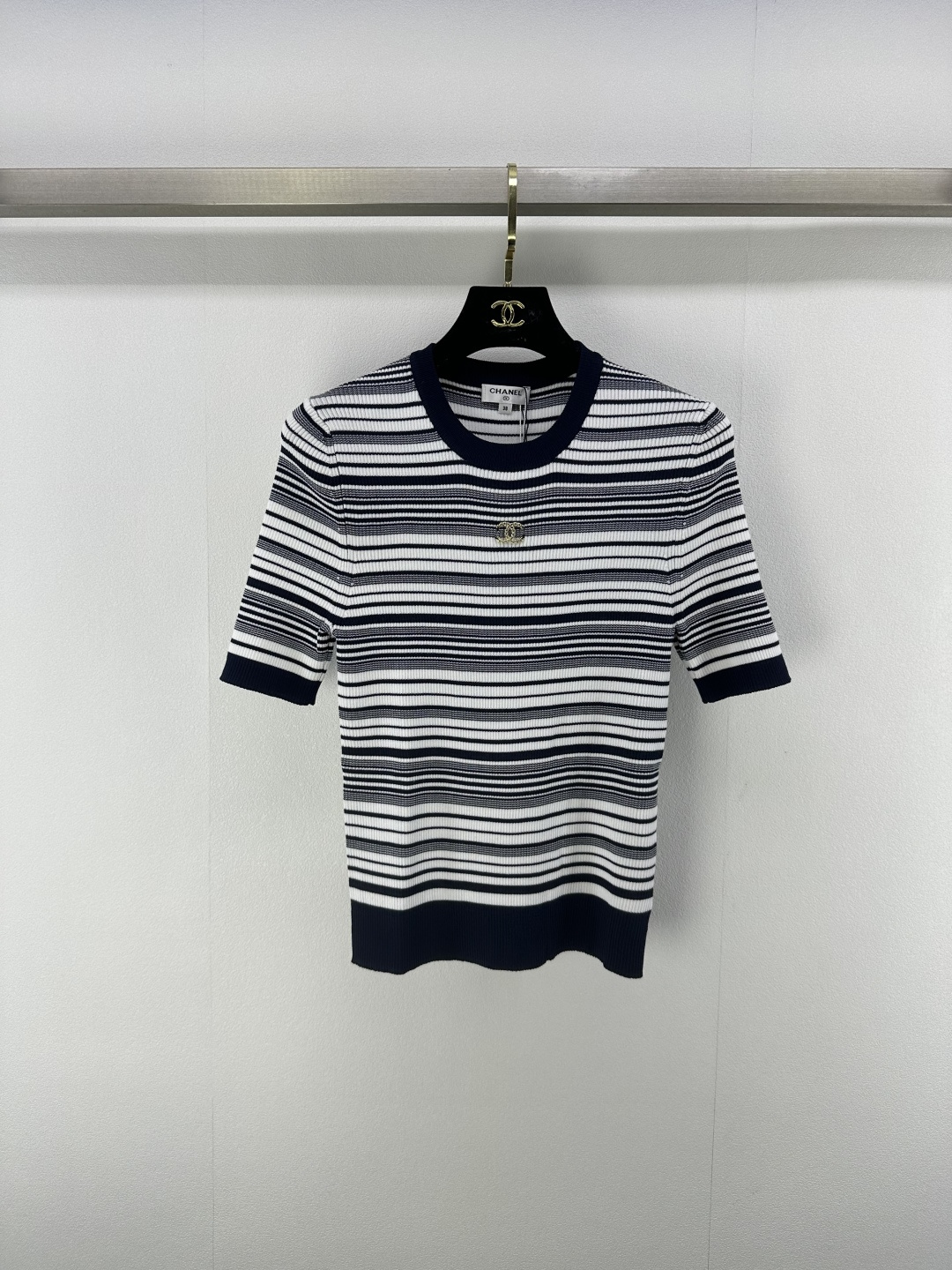 NO:423757,chane* New Details 25 Spring and Summer Latest Letter Striped Knitted Short Sleeves!  Customized YB silk wool yarn wool is soft and comfortable, fashionable and slim. The logo on the chest is embroidered with letters to show the brand tone. The stripes are contrasting in colors and are classic and durable!  1 color 3 code SML, chanel, T-shirt, alexander wang19860909chane*上新细节 25 春夏最新字母条纹针织短袖！定制YB丝毛纱线织造 柔软舒适 洋气显瘦 胸前logo标志字母刺绣 彰显品牌调性 通体条纹撞色经典耐看！ 1色3码SML,,chanel,T-shirt,alexander wang,Women's clothing