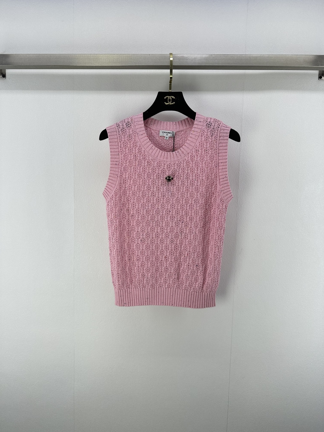 NO:423687,CHANE* New Details 25 Spring and Summer Latest Beaded Camellia Round-neck Vest!  Custom imported yarn weaving, high-quality texture, breathable and comfortable, knitted round neck vest cut, the whole body is interwoven with fine crochet texture, outlines the hollow pattern pattern, interlaced with beads, shines and charming, highlighting the high-end feeling of outfit, loose and slightly transparent, and makes the body look loose and relaxed, showing the slack tone, the double C logo on the chest highlights the light luxury and fashionable temperament!  2 colors 3 codes SML, chanel, alexander wang19860909CHANE* 上新细节 25 春夏最新珠片山茶花圆领背心！定制进口纱线织造 质感高级 透气舒适 针织圆领背心剪裁 通体利用细密钩针肌理交织 勾勒出镂空花纹图案 穿插珠片闪耀迷人 凸显穿搭高级感 宽松微透更显瘦 版型宽松包容身材 尽显松弛调性 胸前双C徽标 凸显轻奢时髦气质！ 2色3码SML,,chanel,alexander wang,Women's clothing