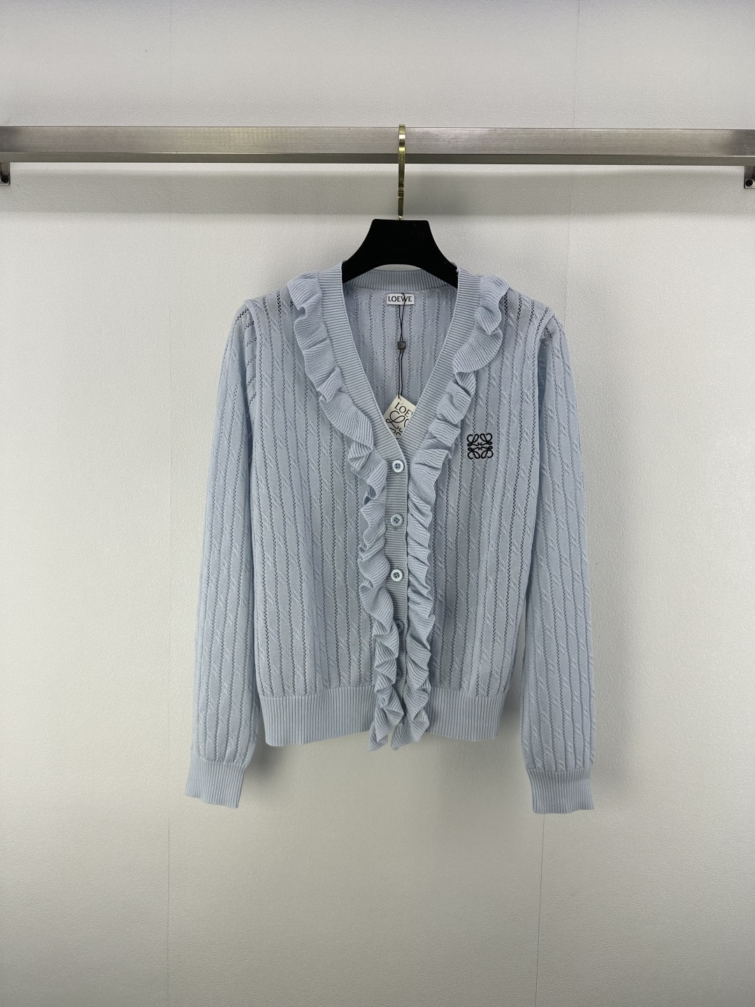 NO:420805,Loew* new details 25 summer fungus lace cardigan long sleeve positioning embroidery logo, youthful and age-reducing temperament, versatile and slim and elastic, versatile and not picky 3 colors and 3 sizes, ,loewe, alexander wang19860909loew*上新细节 25 夏季木耳花边开衫长袖 定位刺绣logo 上身青春减龄 气质百搭显瘦有弹力 百搭不挑人 3色3码SML,,loewe,alexander wang,Women's clothing