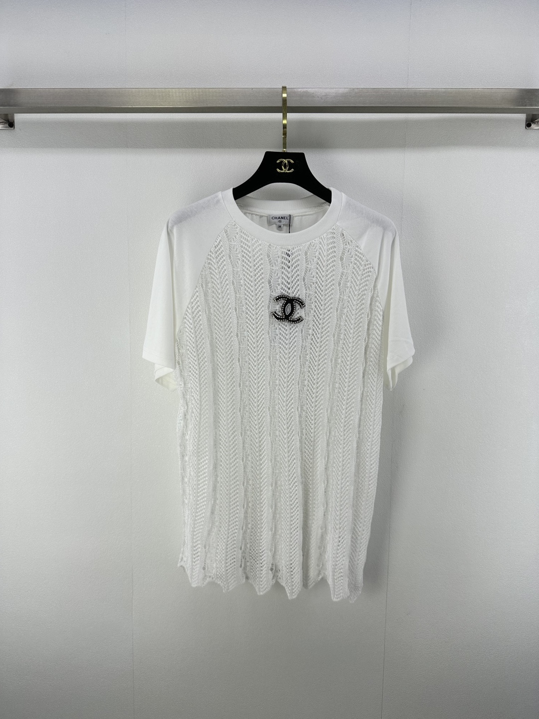 NO:423695,Chane* New details 25 New summer round neck pattern spliced ​​short sleeves, knitted hollow texture for the front, back T-shirt splicing, chest nail bead logo, loose fit, fabric comfortable and breathable, adding a girlish style!  2 color 3 code SML, chanel, T-shirt,tees, t-shirt,alexander wang19860909Chane* 上新细节 25 夏季新款圆领花纹拼接短袖 前身针织镂空纹理 后背T恤拼接 胸口钉珠logo 宽松版型 面料舒适透气 增添造型感少女风！ 2色3码SML,,chanel,T-shirt,tees，t-shirt,alexander wang,Women's clothing