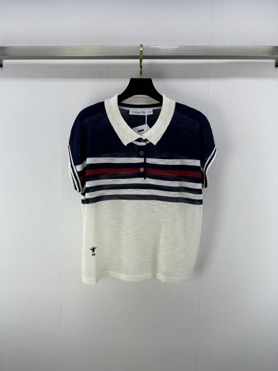 NO:423705,Dio* New Details 25 The latest in summer hollow knitted lapel vest!  Customized linen yarn weaving, high-quality texture, gloss and comfortable, knitted lapel vest top cut, all with stripes intertwined to highlight the high-end feeling of outfit, stripes outline, showing the slack tone, positioning the hem of the garment to embroidery, highlighting the light luxury and fashionable temperament!  2 colors 3 codes SML, dior, alexander wang19860909Dio* 上新细节 25 夏季最新镂空针织翻领背心！定制麻料纱线织造 质感高级 光泽舒适 针织翻领背心上衣剪裁 通体利用条纹交织 凸显穿搭高级感 条纹勾勒 尽显松弛调性 衣摆定位小蜜蜂刺绣 凸显轻奢时髦气质！ 2色3码SML,,dior,alexander wang,Women's clothing