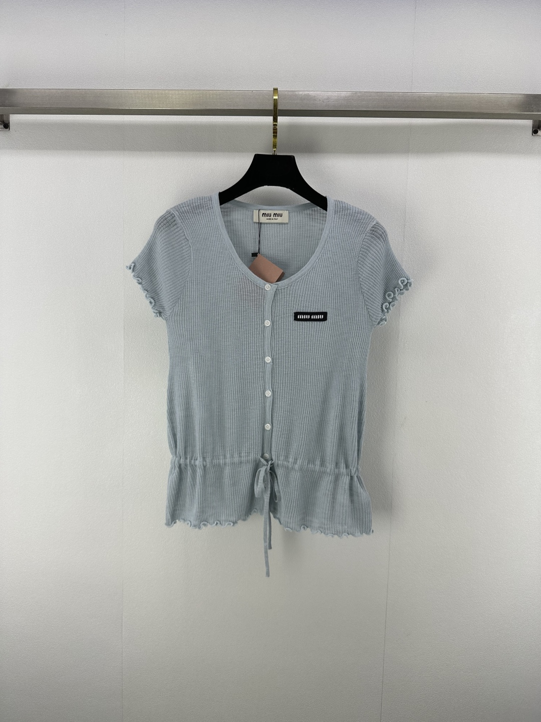 NO:423713,Miumi* new details 25 New summer hollow lace short sleeves, waist drawstring design highlights the high-end feeling of outfits, threaded lace on the neckline cuffs and hem, elastic and elastic, more refined, slimming outfits, tight fit and body, showing sexy tone, highlighting the light luxury and fashionable temperament, single wear and layering, all seasons fashionable outfits, 3 colors and 3 sizes SML,,miumiu, T-shirt, alexander wang19860909miumi*上新细节 25 夏季新款镂空花边短袖 腰部抽绳设计凸显穿搭高级感 领口袖口和下摆采用螺纹花边 弹性松紧更显精致 穿搭显瘦 版型紧身包容身材 尽显性感调性 凸显轻奢时髦气质 单穿叠穿均可 四季时尚穿搭 3色3码SML,,miumiu,T-shirt,alexander wang,Women's clothing