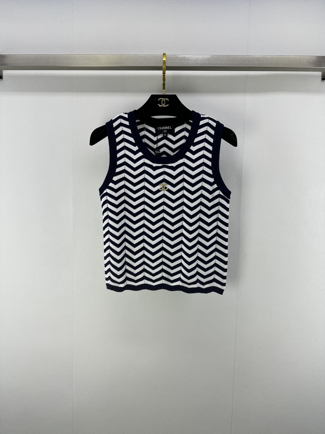 NO:423720,Chane* New Details 25 New Contrast Wave Mist Knitted Vest for Summer!  Customized YB imported blended material, high-quality texture and comfortable knitted vest tailoring, brand iconic embroidered logo pattern on the chest highlights the high-end feeling of outfit, elastic and elastic, more refined, slimming outfit, full of relaxation and tone, light luxury and fashionable temperament, you can wear it alone and layer it!  1 color 3 code SML, chanel, alexander wang19860909Chane*上新细节 25 夏季新款撞色波浪纹针织背心！定制YB进口混纺材质 质感高级舒适 针织背心剪裁 胸前品牌标志性刺绣徽标图案 凸显穿搭高级感 弹性松紧更显精致 穿搭显瘦 尽显松弛调性 轻奢时髦气质 单穿叠穿均可！ 1色3码SML,,chanel,alexander wang,Women's clothing