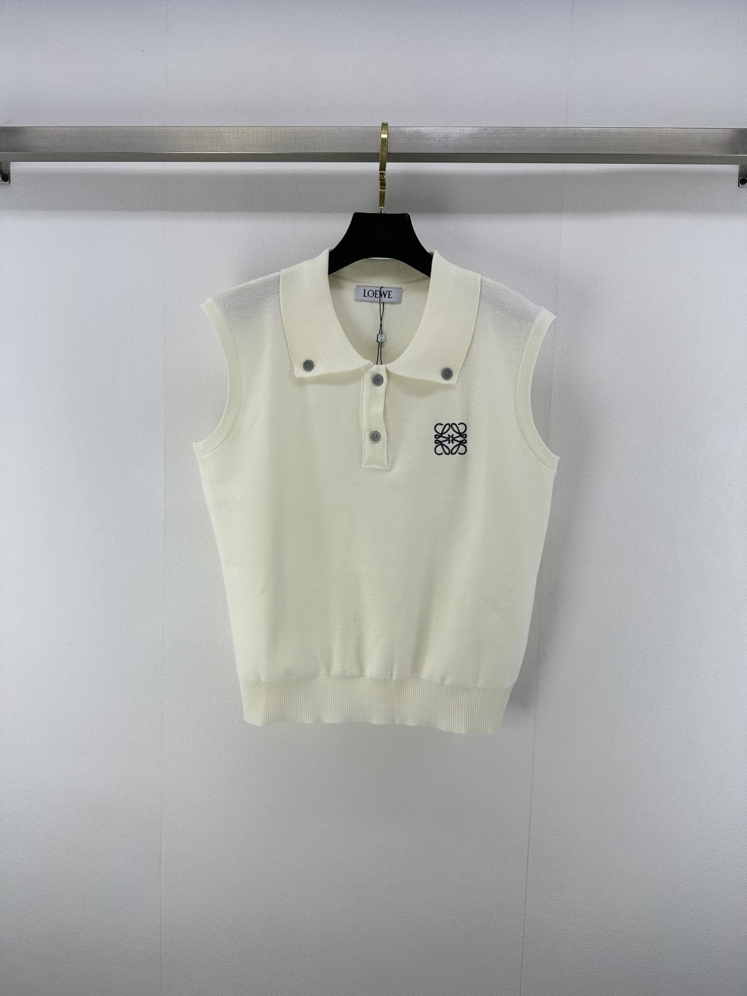 NO:422359,loew* New details 25 Spring and summer latest hollow knitted lapel vest!  Custom blended yarn weaving, high-quality texture, gloss and comfortable, knitted lapel vest top cut, the whole body is interwoven with hollow crochet texture, highlighting the high-end feeling of outfit, showing the relaxed tone, contrasting color totem logo on the chest, highlighting the light luxury and fashionable temperament!  2 color 3 code SML, loewe, alexander wang19860909loew* 上新细节 25 春夏最新镂空针织翻领背心！定制混纺纱线织造 质感高级 光泽舒适 针织翻领背心上衣剪裁 通体利用镂空钩针肌理交织 凸显穿搭高级感 尽显松弛调性 胸前撞色图腾徽标 凸显轻奢时髦气质！ 2色3码SML,,loewe,alexander wang,Women's clothing