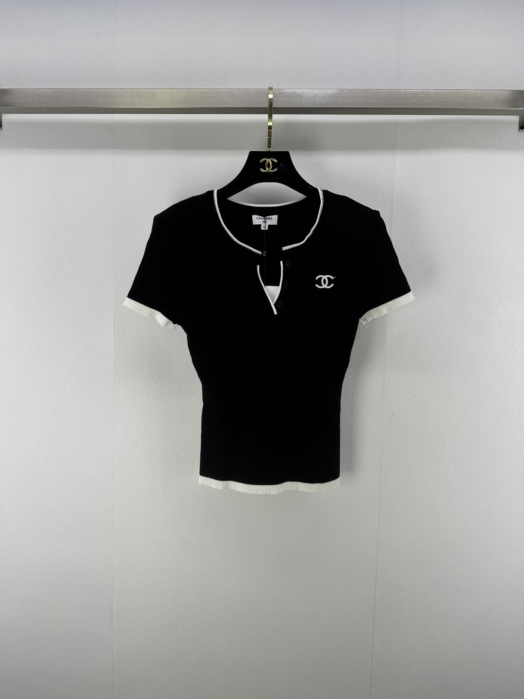 NO:423727,Chane* new details 25 Spring and summer latest v-neck button short sleeves Customized YB imported yarn weaving Comfortable texture and delicate skin-friendly Knitted short-sleeved top cut The whole body is woven with vertical pit strips and crochet texture. The chest contrasting color double C presents an elegant style. Elastic elastic and tighter make it more delicate. The outfit makes it slim and highlights the light luxury and fashionable temperament. You can wear it alone. The first choice for fashionable outfits in all seasons. 3 colors and 3 codes SML, chanel, T-shirt, alexander wang19860909Chane*上新细节 25 春夏最新v领扣短袖 定制YB进口纱线织造 质感舒适 亲肤细腻 针织短袖上衣剪裁 通体利用竖坑条钩针肌理交织 胸口撞色双C呈现优雅格调 弹性松紧更显精致 穿搭显瘦 凸显轻奢时髦气质 单穿叠穿均可 四季时尚穿搭首选 3色3码SML,,chanel,T-shirt,alexander wang,Women's clothing