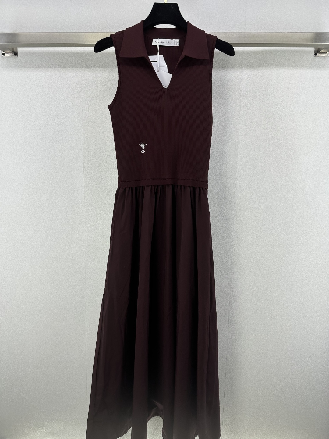 NO:422377,Dio *New details 25 Spring and summer new lapel vest splicing dress Vest dress that combines coolness and sportiness The design of lapel vest can better highlight the body proportions The hem bee embellishes the sides of the hem high-waist skirt. The pocket design is casual and lazy. Slim and slim. Minimalist style is not fancy or complicated and fashionable. 2 colors and 3 sizes SML, dior, skirts, alexander wang19860909Dio *上新细节 25 春夏新款翻领背心拼接连衣裙 兼具时馨与运动感的背心连衣裙 翻领背心的设计更能凸显身材比例 下摆小蜜蜂点缀下摆高腰裙两侧 口袋设计休闲慵懒 修身显瘦 极简风格不花哨也不复杂搭配时髦 2色3码SML,,dior,skirts,alexander wang,Women's clothing