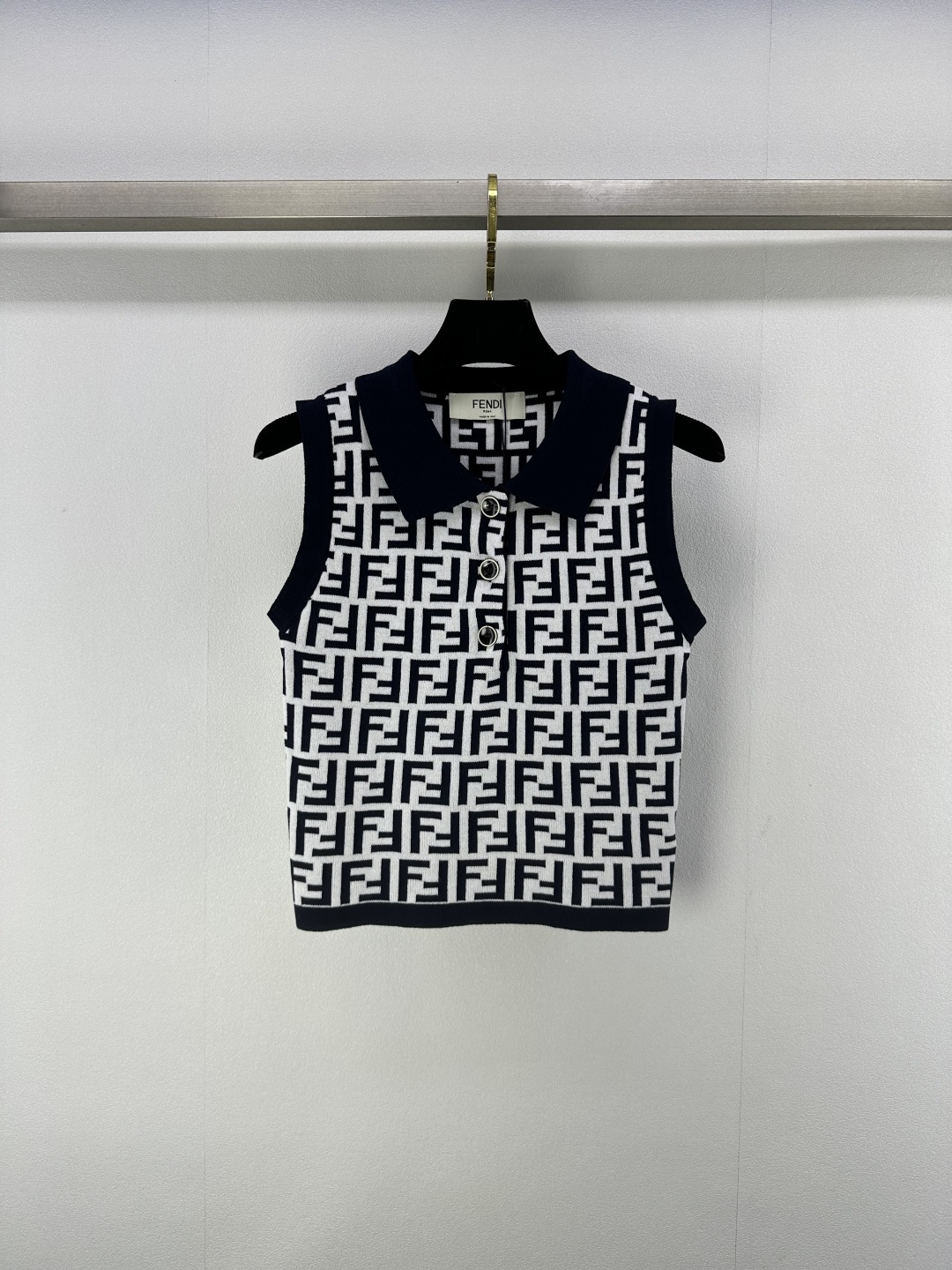 NO:422321,Fend* New Details 25 The latest FF presbyterian polo collar knitted lapel vest in summer!  Presbyterians must be involved!  The classic presbyterian logo brand has a sense of high-end quality!  Fashionable lapel half-open design with a literary retro girlish temperament!  1 color 3 code SML, fendi, alexander wang19860909Fend*上新细节 25 夏季最新FF老花polo领针织翻领背心！老花迷必入！经典老花logo大牌自带高级感！时髦翻领半开襟设计文艺复古减龄少女风气质！ 1色3码SML,,fendi,alexander wang,Women's clothing