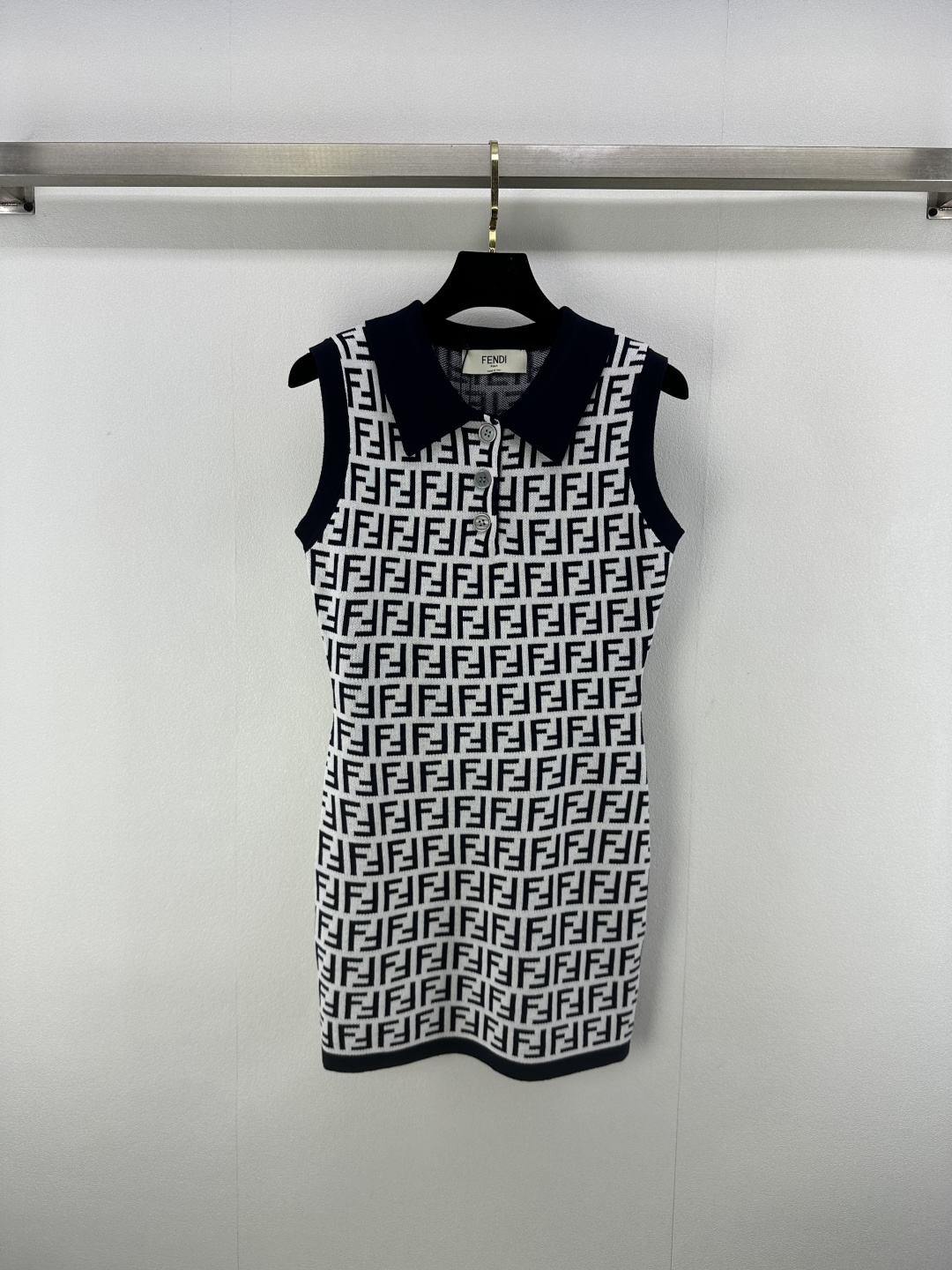 NO:422331,New details on Fend* 25 The latest FF presbyterian polo collar knitted lapel vest skirt in summer!  Presbyterians must be involved!  The classic presbyterian logo brand has a sense of high-end quality!  Fashionable lapel half-open design with a literary retro girlish temperament!  1 color 3 code SML, fendi, skirts, alexander wang19860909Fend*上新细节 25 夏季最新FF老花polo领针织翻领背心裙！老花迷必入！经典老花logo大牌自带高级感！时髦翻领半开襟设计文艺复古减龄少女风气质！ 1色3码SML,,fendi,skirts,alexander wang,Women's clothing