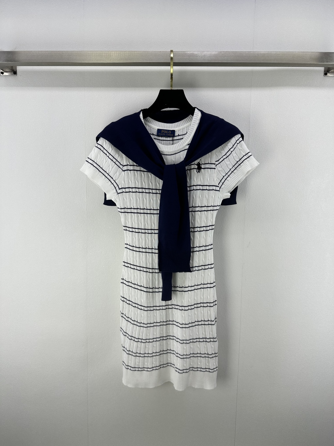 NO:422341,RL* New details 25 New summer embroidery design striped two-piece short-sleeved skirt, detachable shawl, white and rich beauty, must-have artifact!  The three-dimensional embroidery logo design is low-key and luxurious. It is a universal and versatile artifact. The inner style is super slim!  Imported blended yarns have super comfortable texture!  Casual, fashionable and high-end!  2 color 3 code SML, skirts, T-shirt, shawls, alexander wang19860909RL* 上新细节 25 夏季新款刺绣设计条纹两件套短袖裙 可拆卸披肩 白富美必入神器！立体刺绣logo设计低调奢华.万能百搭神器 内搭版型超显瘦！进口混纺纱线质感超舒适！休闲时髦又高级！ 2色3码SML,,skirts,T-shirt,shawls,alexander wang,Women's clothing