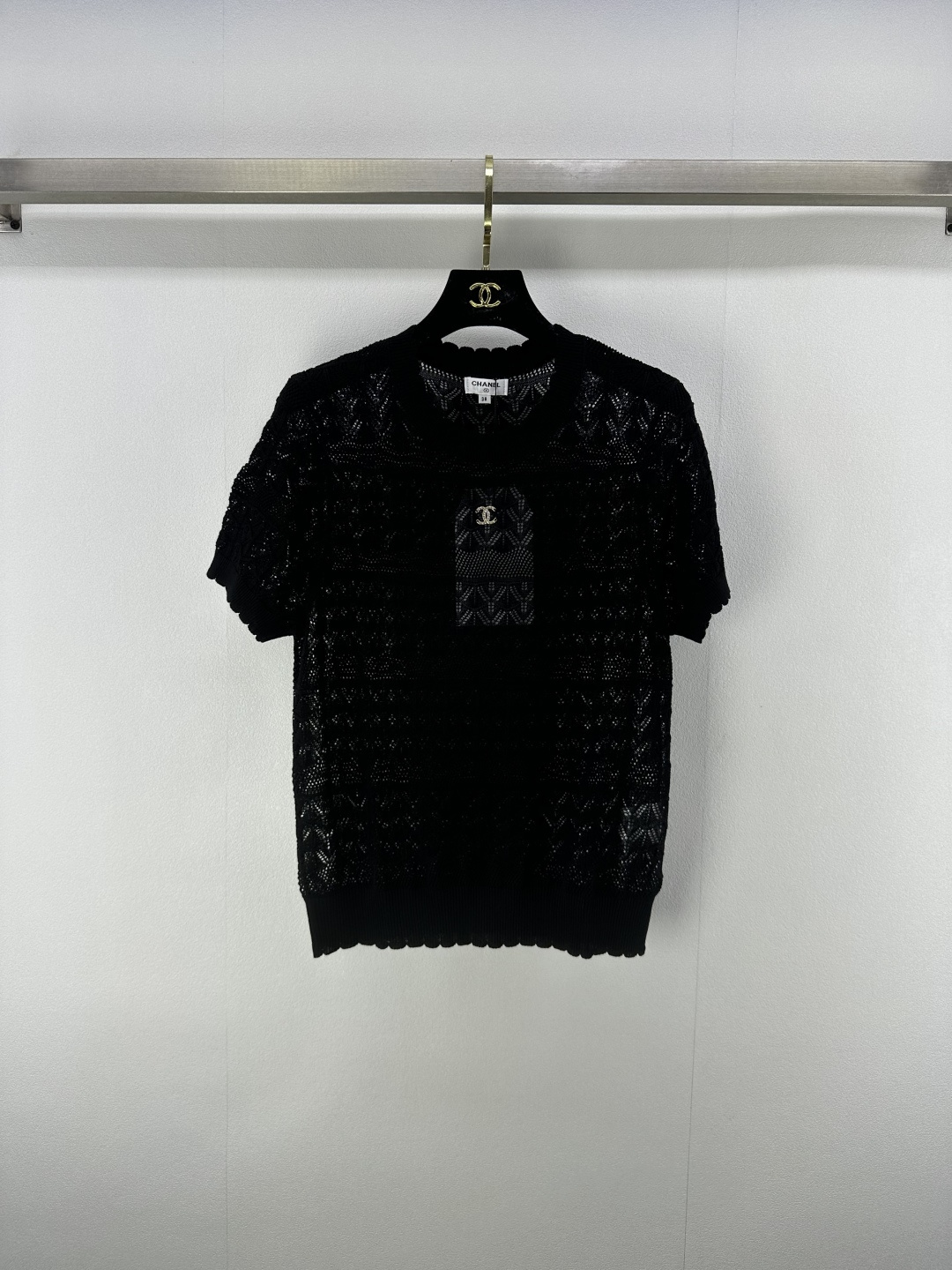 NO:422395,New details on CHANE* 25 New summer hollow round neck braided short sleeves. Edge wrapping craftsmanship, luxurious and high-end temperament. Both the style and fabric are very textured. The moon-like white feels clear. The heroine of the gentle French movie is the visual feeling. The crochet is beautiful and romantic. The customized yarn is delicate and texture is super awesome!  Sweet girl with elegant temperament ~ healing high appearance, 3 colors and 3 codes SML, chanel, T-shirt, alexander wang19860909CHANE*上新细节 25 夏季新款镂空圆领编织短袖 包边工艺,气质奢华又高级 无论是版型还是面料都很有质感 如月光般的白色好有清透感 温柔法式电影女主即视感 钩织唯美浪漫～定制的纱线细腻质感超级棒！气质优雅的甜美少女～治愈系高颜值, 3色3码SML,,chanel,T-shirt,alexander wang,Women's clothing