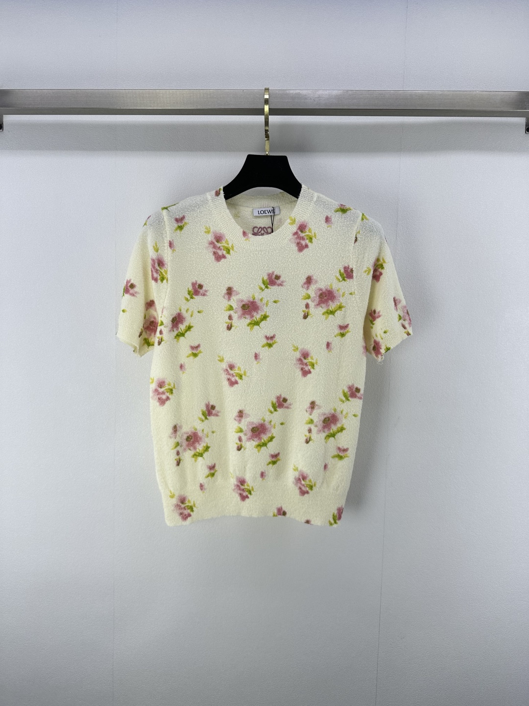 NO:422350,New details on Loew* 25 New summer knitted round neck short sleeves Floral contrasting color design Classic logo embroidery pattern embellishment on the back High-end light luxury style 1 color 3 code SML, loewe, T-shirt, alexander wang19860909Loew*上新细节 25 夏季新款针织圆领短袖 花卉撞色设计 后背经典logo刺绣图案点缀 高级轻奢风 1色3码SML,,loewe,T-shirt,alexander wang,Women's clothing