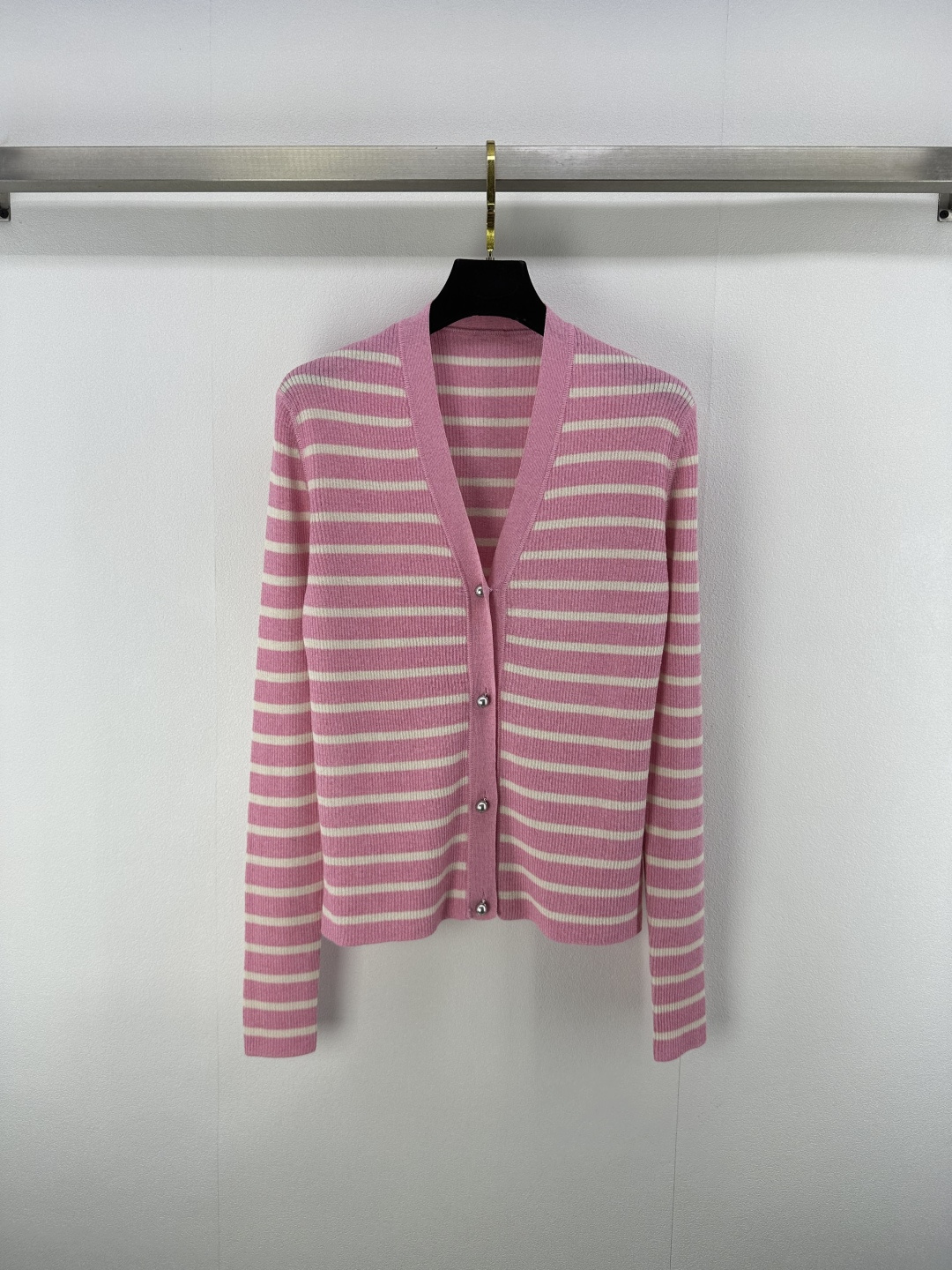 NO:425244,Dio* New details 25 New summer daily matching artifact!  The celebrity temperament striped V-neck cardigan has a long sleeve, and the H-style style is not picky about people, making it look slim and versatile!  Customized silver button 'CD' logo, low-key, highlighting the brand texture and personality attitude 2 colors and 3 codes SML, dior, alexander wang19860909Dio* 上新细节 25 夏季新款日常搭配神器！名媛气质条纹V领开衫长袖,H版型不挑人上身显瘦又百搭！定制银制扣“CD”标识 低调中彰显品牌质感与个性态度 2色3码SML,,dior,alexander wang,Women's clothing