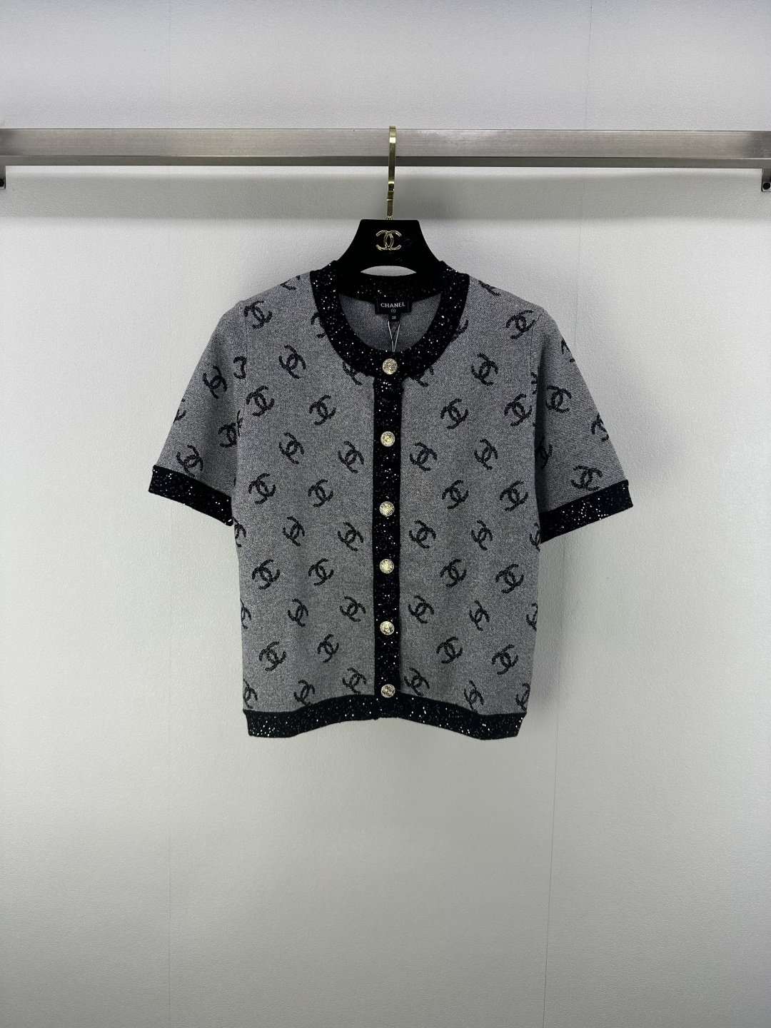 NO:425175,Chane* new details 25 Summer new knitted round neck full-print silver silk cardigan short sleeves classic CHANEL elements are full, black edge splicing with elegant style hem, exquisite and eye-catching, double C logos all over the body, which is the recognition of Grandma Xiang's fabric soft and textured, daily trousers and skirts are very easy to grasp French fashion 1 color 3 size SML, chanel, skirts, T-shirt, alexander wang19860909Chane*上新细节 25 夏季新款针织圆领满印银丝开衫短袖 经典CHANEL元素拉满 自带优雅格调下摆的黑边拼接 精致又吸睛 满身双C标识 是香奶奶的辨识度担当 针织面料软糯有质感 日常搭裤装裙装都很绝n轻松拿捏法式时髦 1色3码SML,,chanel,skirts,T-shirt,alexander wang,Women's clothing