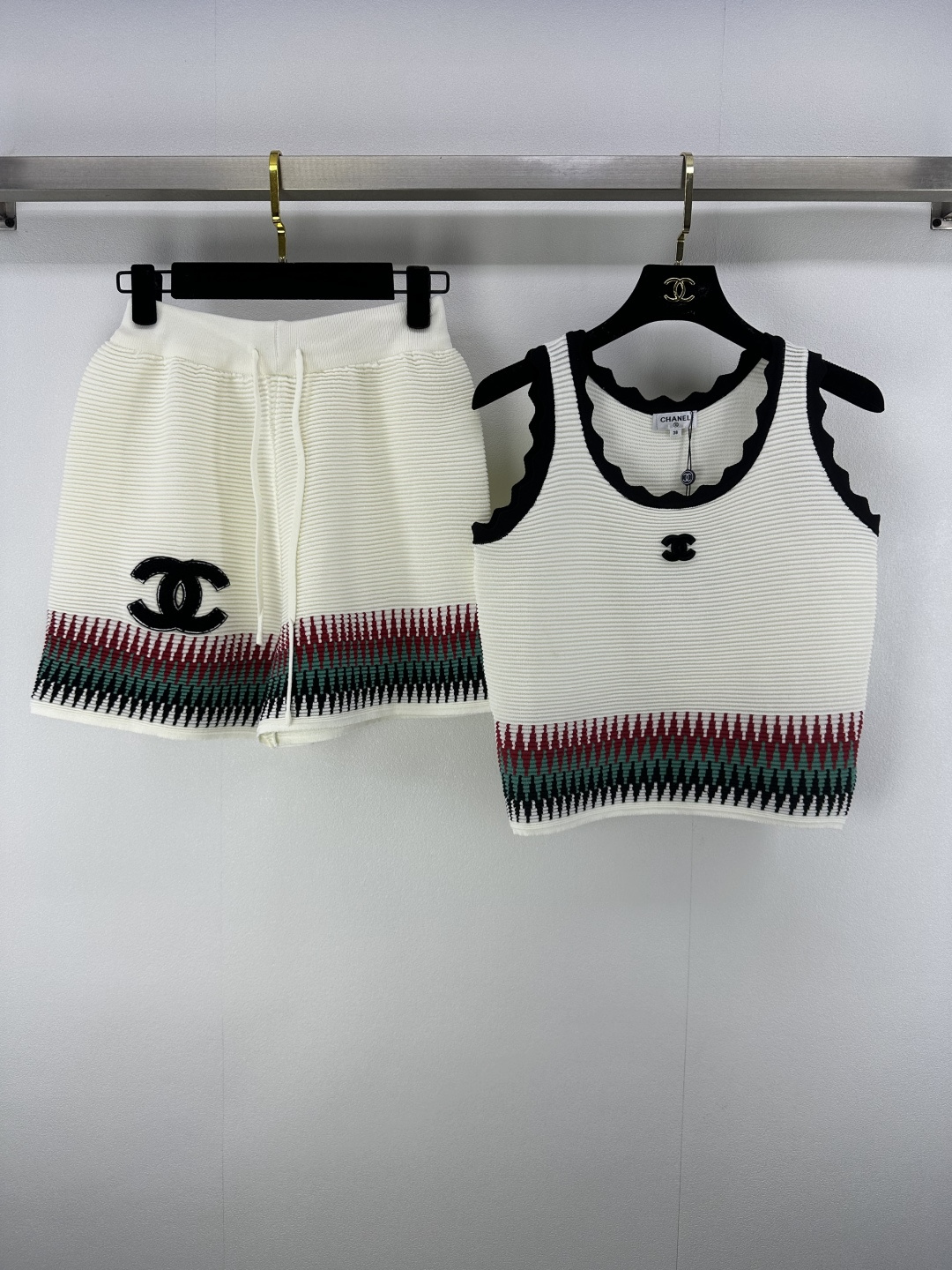 NO:425191,Chane* new details 25 Summer new contrast knitted vest shorts suit Customized blended wool yarn weaving texture, comfortable and skin-friendly vest shorts suit Full-body horizontal pit strip texture design Letter logo logo pattern decoration Show brand personality Highlight the overall sense of outfit, elastic and tighter make it more refined, matched with slim shorts in the same series, the trouser body logo echoes, the outfit looks slim, the tone shows the slouchy tone, the light luxury and fashionable temperament, can be worn alone, the first choice for fashionable outfits in all seasons 2 colors 3 SML, chanel, shorts, alexander wang19860909Chane*上新细节 25 夏季新款撞色针织背心短裤套装 定制混纺羊毛纱线织造 质感光泽 舒适亲肤 背心短裤套装 通体横向坑条纹理设计 字母logo徽标图案装点 彰显品牌个性 凸显穿搭整体感 弹性松紧更显精致 搭配同系列修身短裤 裤身徽标呼应 穿搭显瘦 尽显松弛调性 轻奢时髦气质 单穿叠穿均可 四季时尚穿搭首选 2色3码SML,,chanel,shorts,alexander wang,Women's clothing