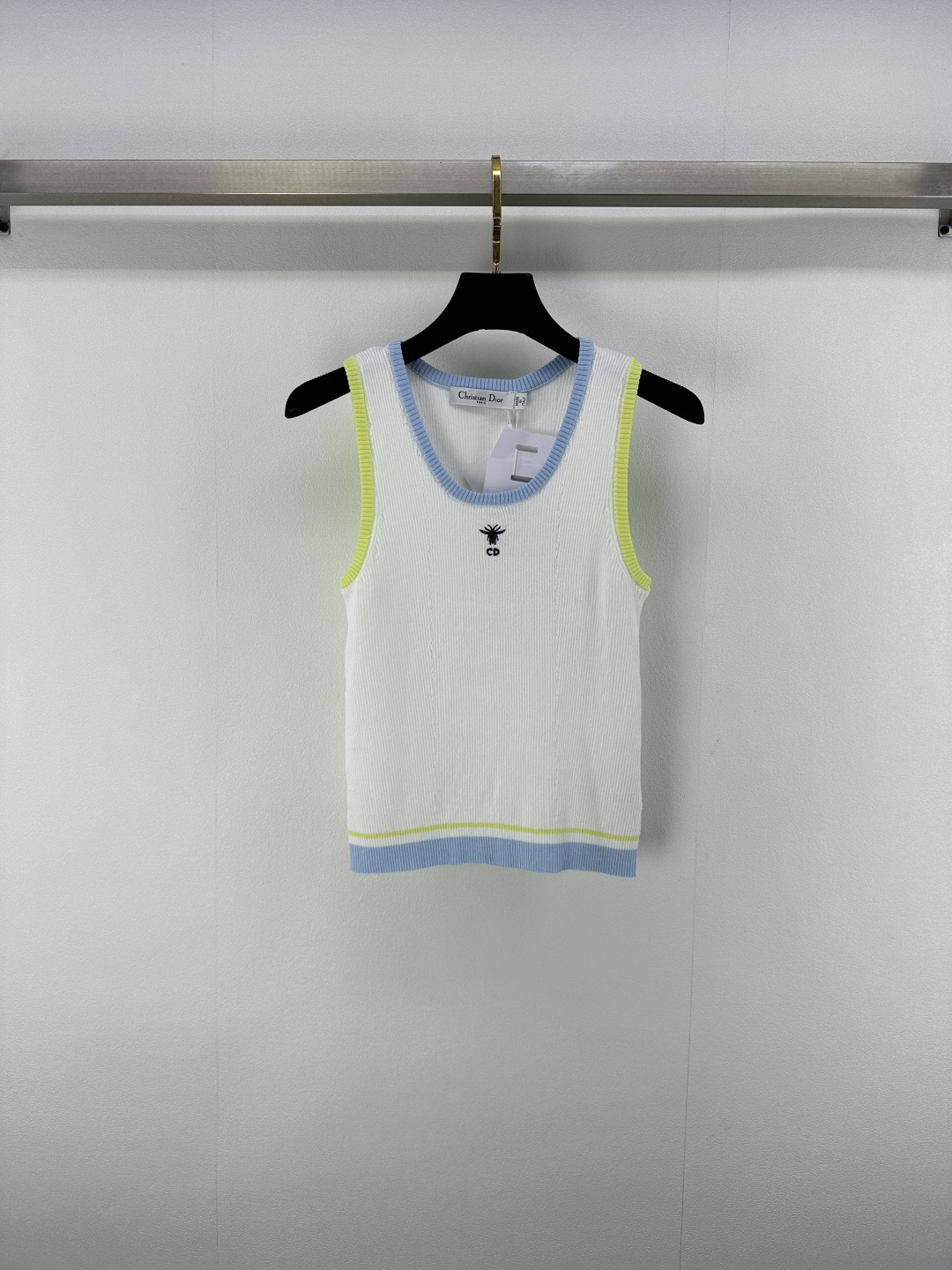 NO:425200,Dio* New Details 25 Spring and Summer Latest Embroidered Alphabet Round Neck Vest!  The threads on the cuffs are slim and are very elastic and comfortable to wear. The embroidered bee pattern on the chest is elegant and fashionable. Create a personalized style. Fashionable and fashionable. The brand's high-end design feels full!  1 color 3 code SML, dior, alexander wang19860909Dio* 上新细节 25 春夏最新刺绣字母圆领背心！袖口衣摆螺纹收边 弹性十足穿着舒适 胸前刺绣小蜜蜂图案 优雅时尚感立现 打造个性风格 洋气时髦 品牌高级设计感拉满！ 1色3码SML,,dior,alexander wang,Women's clothing