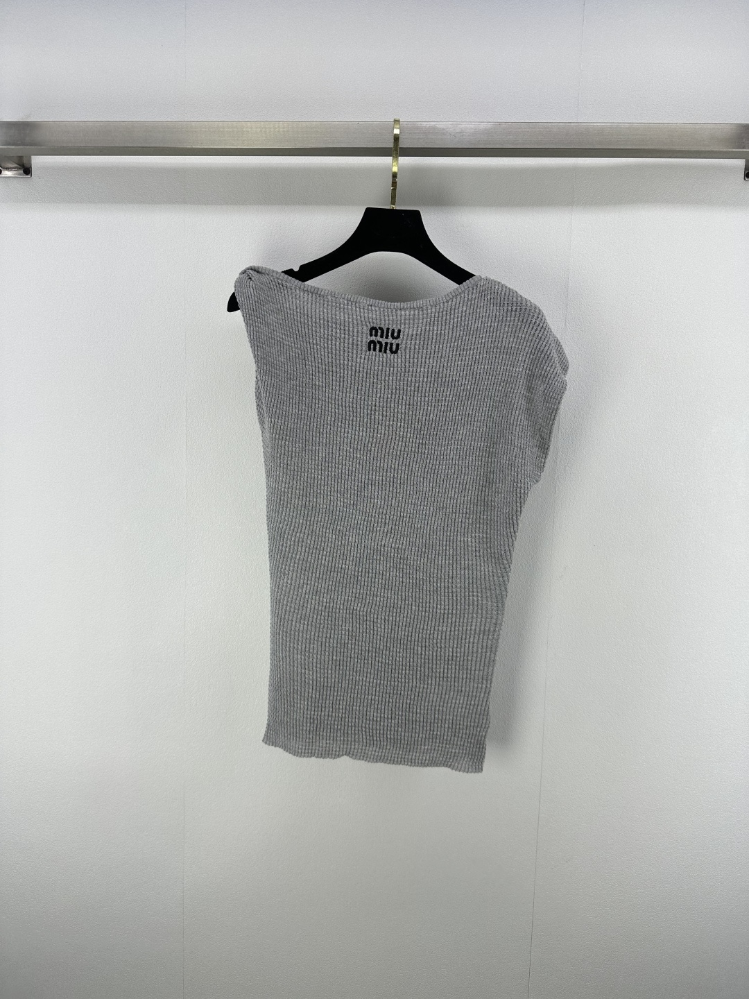 NO:425206,Miumi* new details 25 summer new bond texture knitted vest custom blended yarn weaving elastic and comfortable breathable and easy to wear chest embroidered logo decoration slim fit style highlights figure playful and age-reducing. Easy to control during daily travel or party 3 colors and 3 codes SML, miumiu, alexander wang19860909Miumi*上新细节 25 夏季新款纽带纹理针织背心 定制混纺纱线织造 弹力舒适 透气好穿 胸前刺绣logo装饰 修身版型 突显身材 俏皮减龄 日常出行或聚会轻松驾驭 3色3码SML,,miumiu,alexander wang,Women's clothing