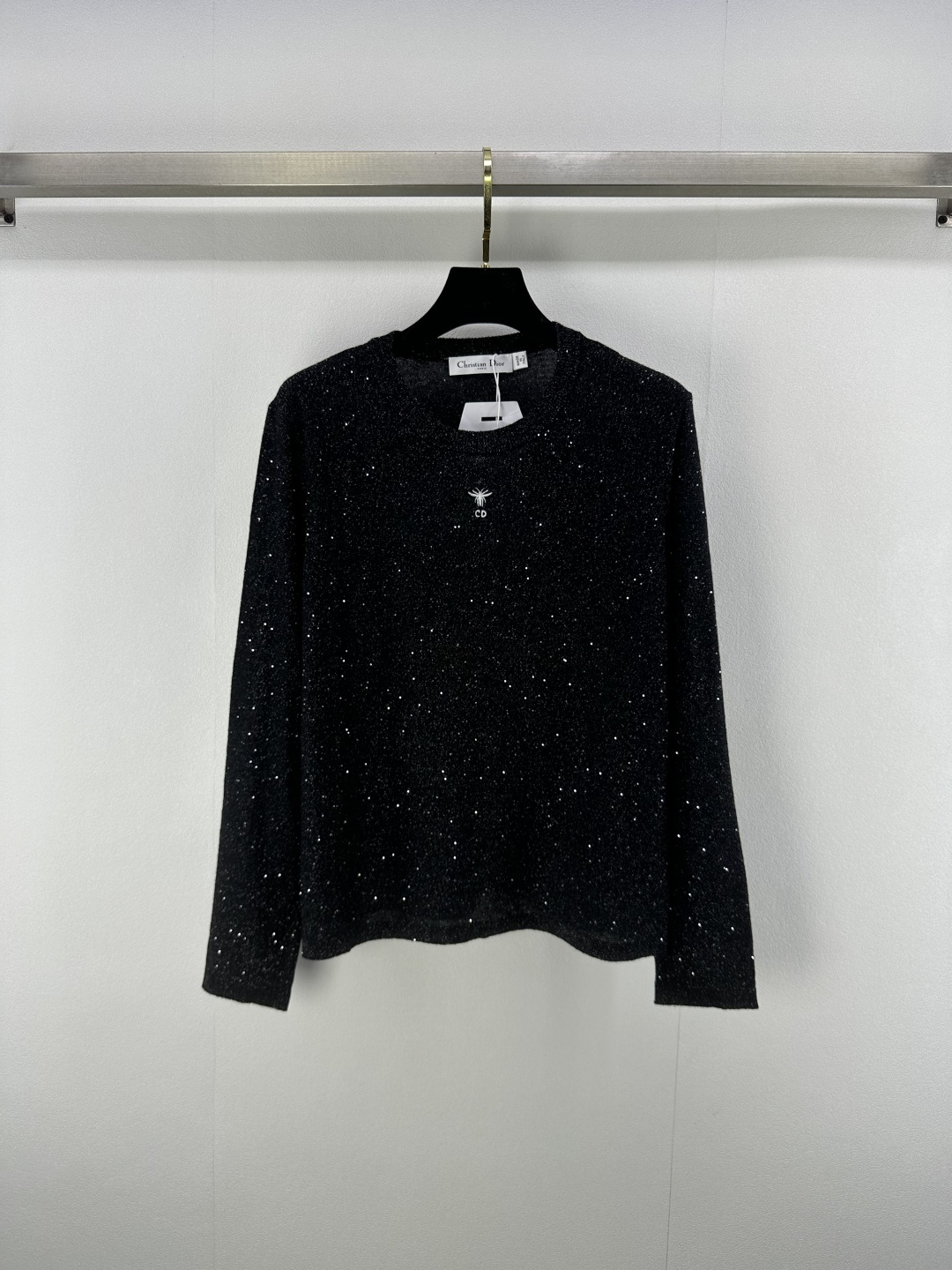 NO:425237,New details on Dio* 25 New summer heavy industry sequin round neck knitted long sleeves!  Positioning the little bee embroidery, black thin flashing body is elegant and fashionable!  The beaded logo is low-key and luxurious, and the style is versatile and not picky!  1 color 3 code SML, dior, alexander wang19860909Dio*上新细节 25 夏季新款重工亮片圆领针织长袖！定位小蜜蜂刺绣 黑色细闪衣身气质又时髦！珠片logo低调奢华,版型百搭不挑人！ 1色3码SML,,dior,alexander wang,Women's clothing